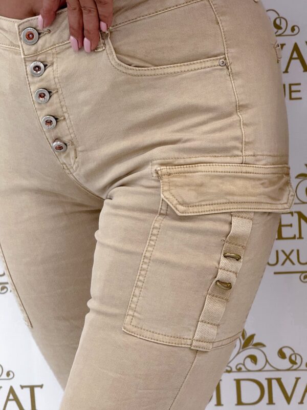 Pocket pocket, many button beige, elastic jeans 
