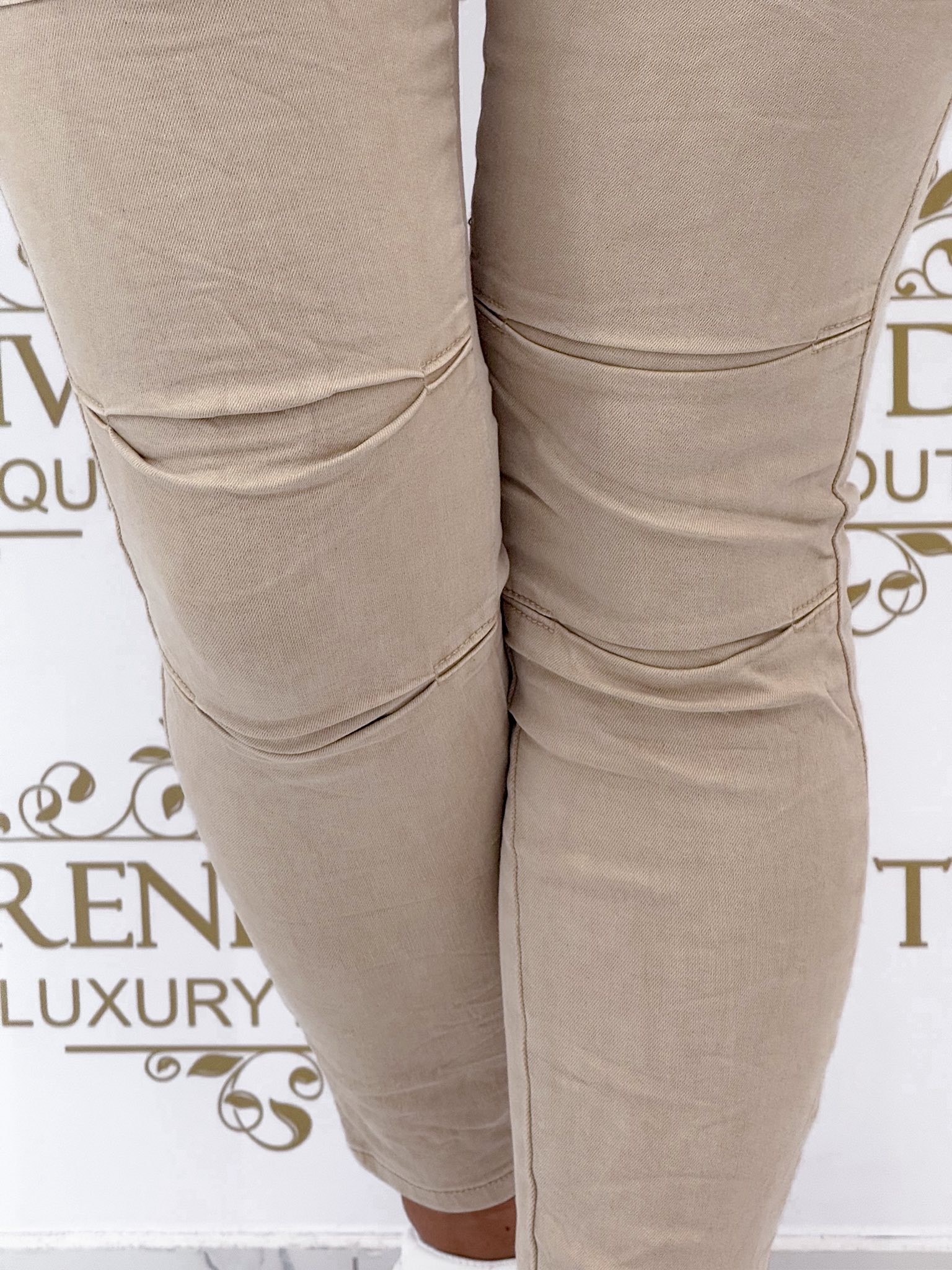 Pocket pocket, many button beige, elastic jeans Pocket pocket, many button beige, elastic jeans