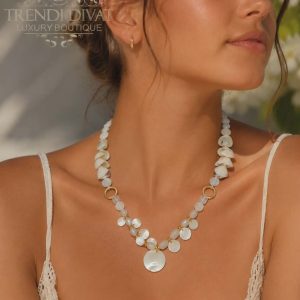Gold-colored necklace with shells, mother-of-pearl discs and pendants