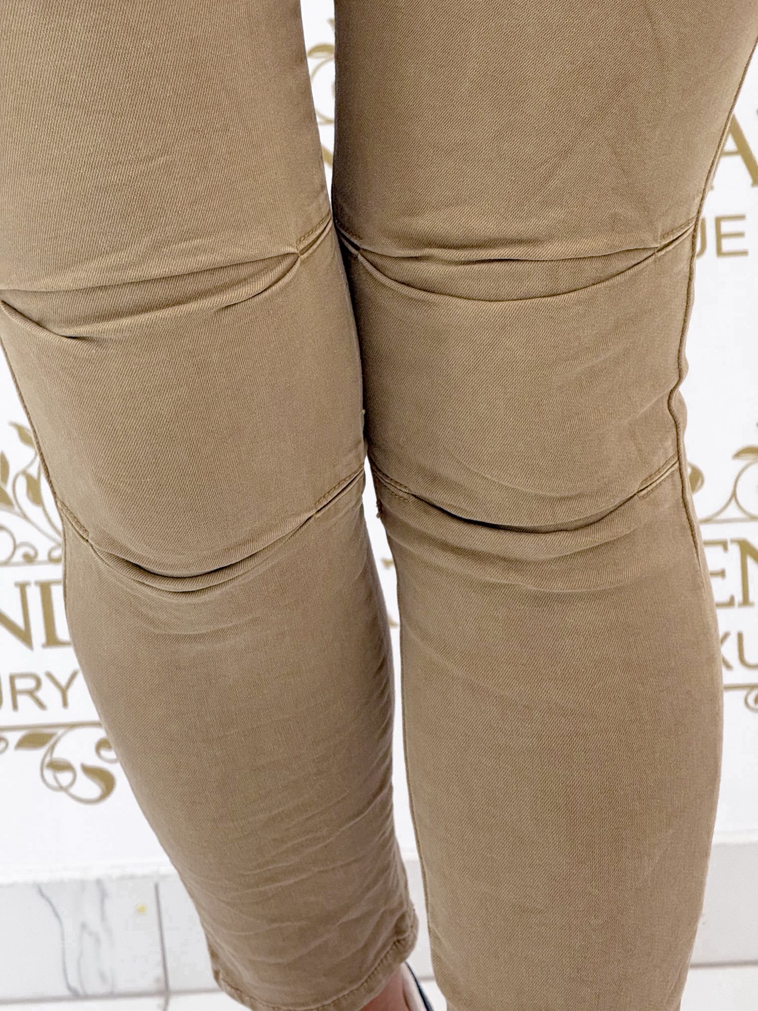 Oldalt zsebes, sok gombos, camel barna színű, elasztikus farmernadrág "DM892-103" - Image 6