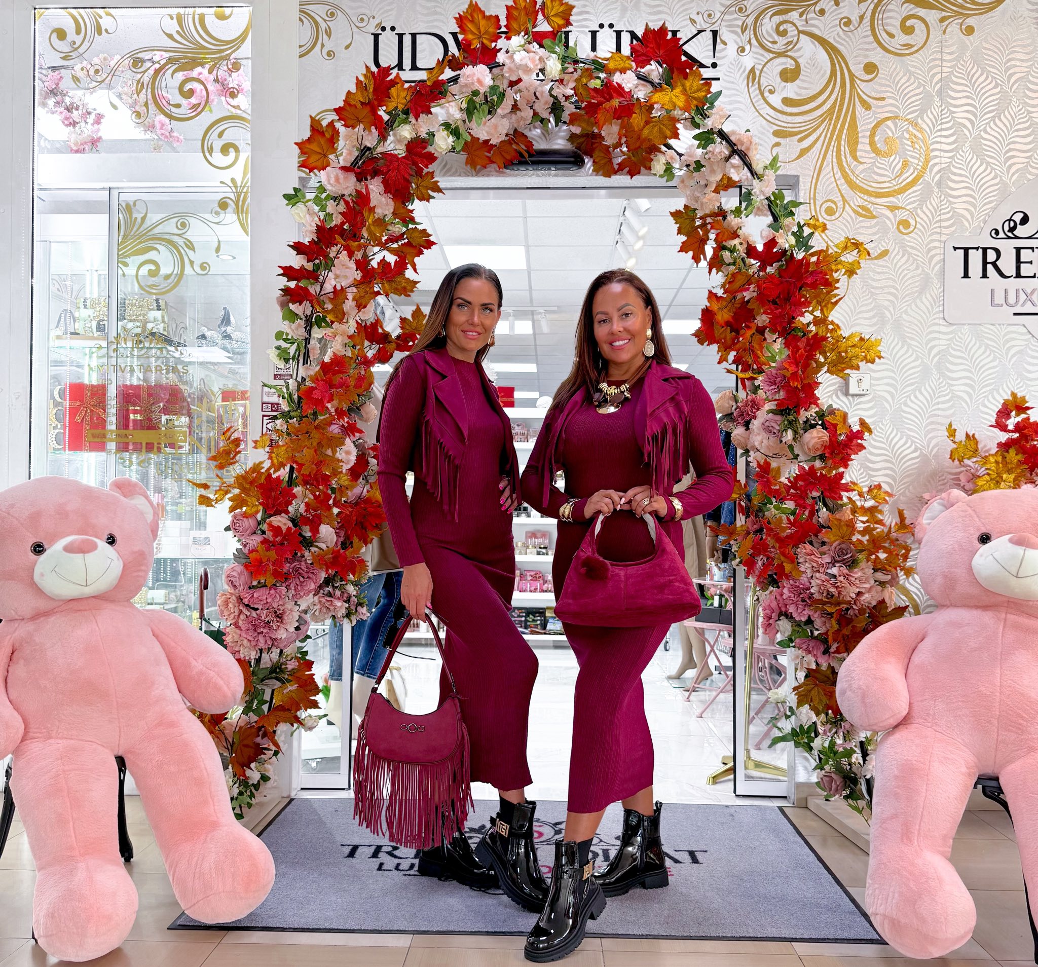 Bordázott kötött anyagú maxi ruha, rövid fazonú rojtos mellénnyel