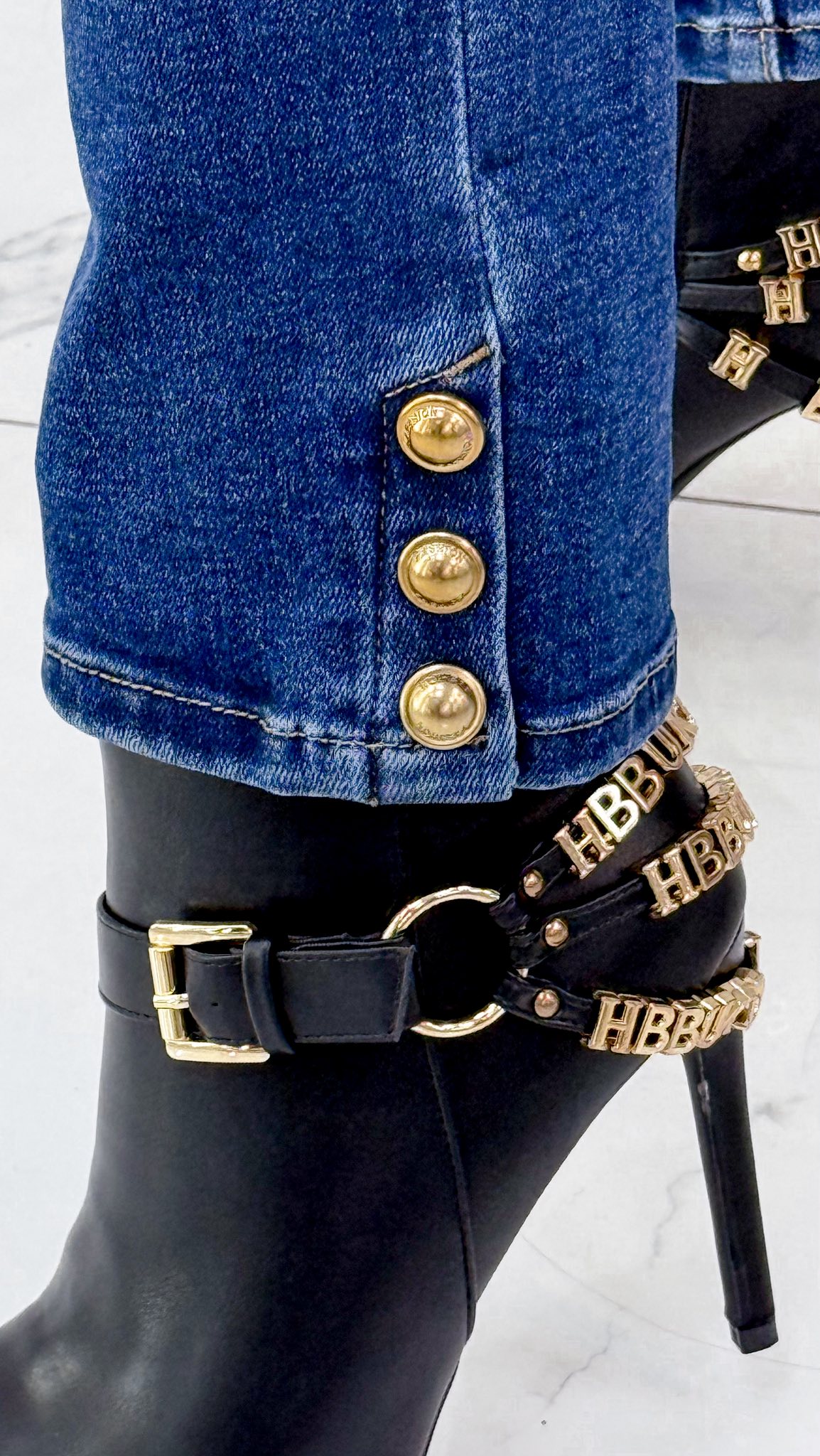 Szárán arany színű gombokkal díszített, középmagas derekú farmernadrág, ajándék övvel "SZ3221-2" - Image 2