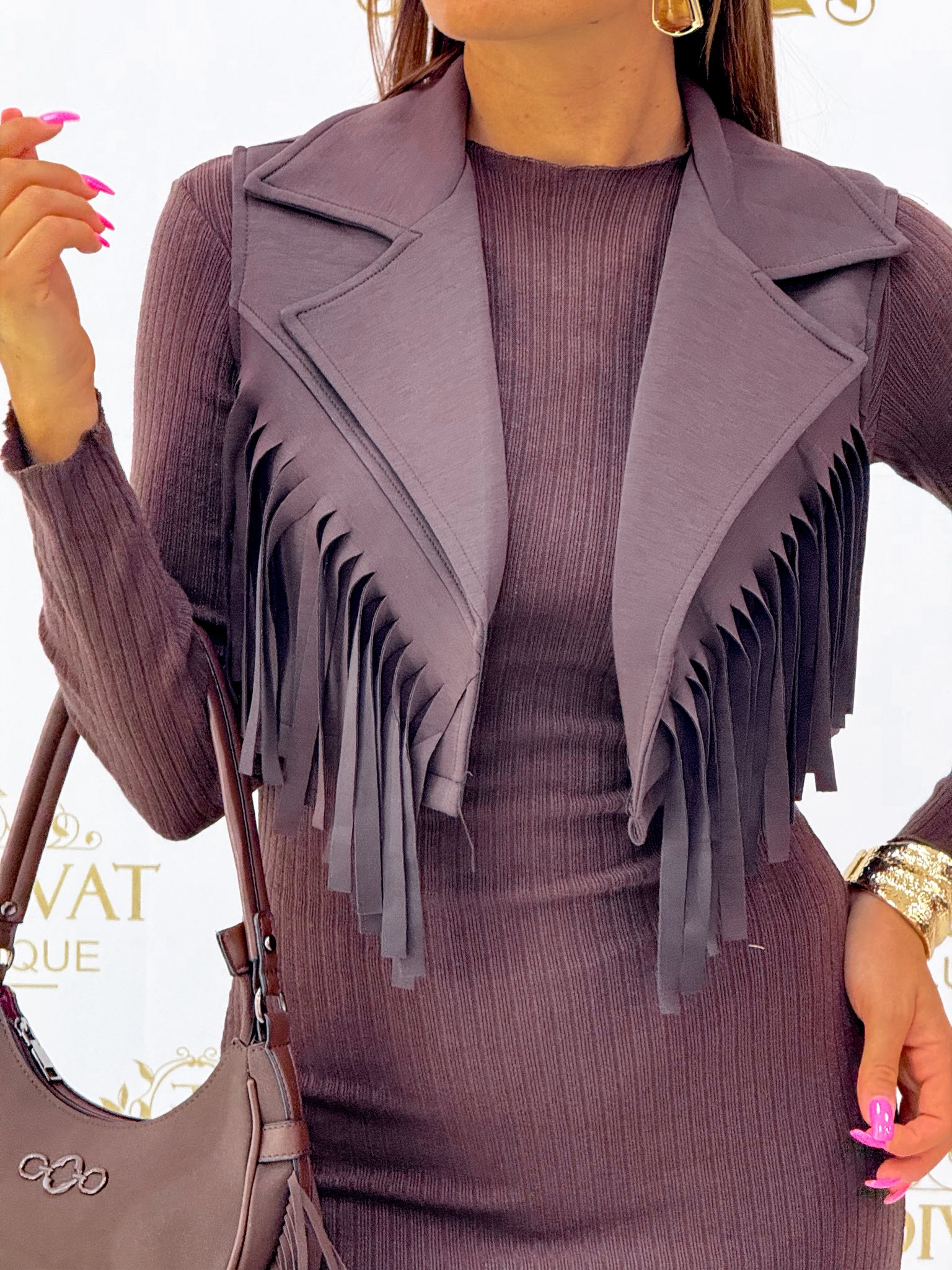 Bordázott kötött anyagú maxi ruha, rövid fazonú rojtos mellénnyel - Image 20