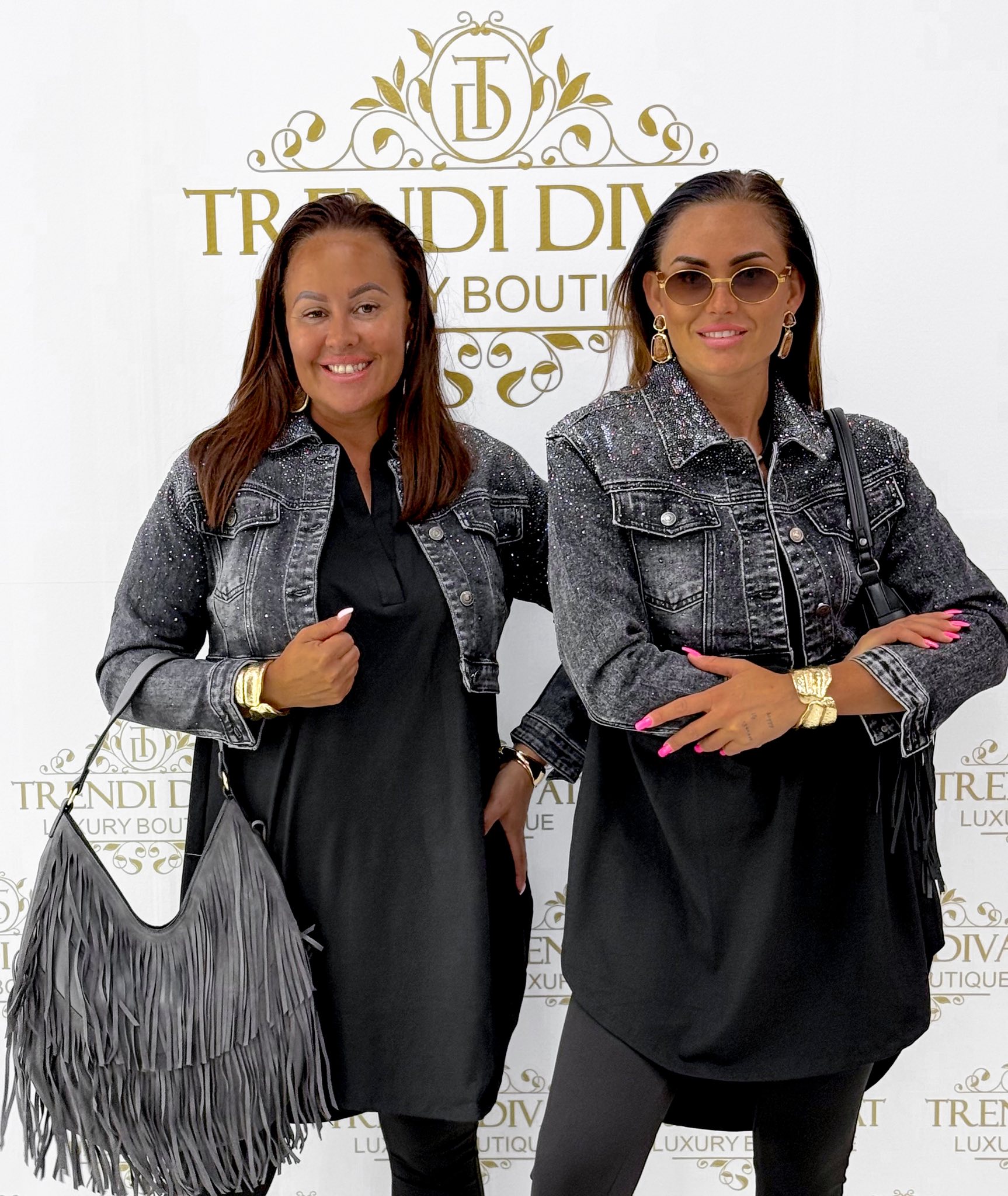 Strasszköves, koptatott fekete színű crop farmerkabát "T820"