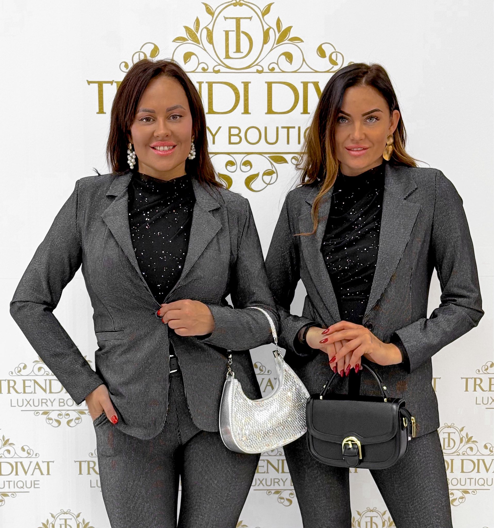 Hajszálcsíkos, ezüst színű csillámos, selyem belsejű, válltöméses blézer - Image 2