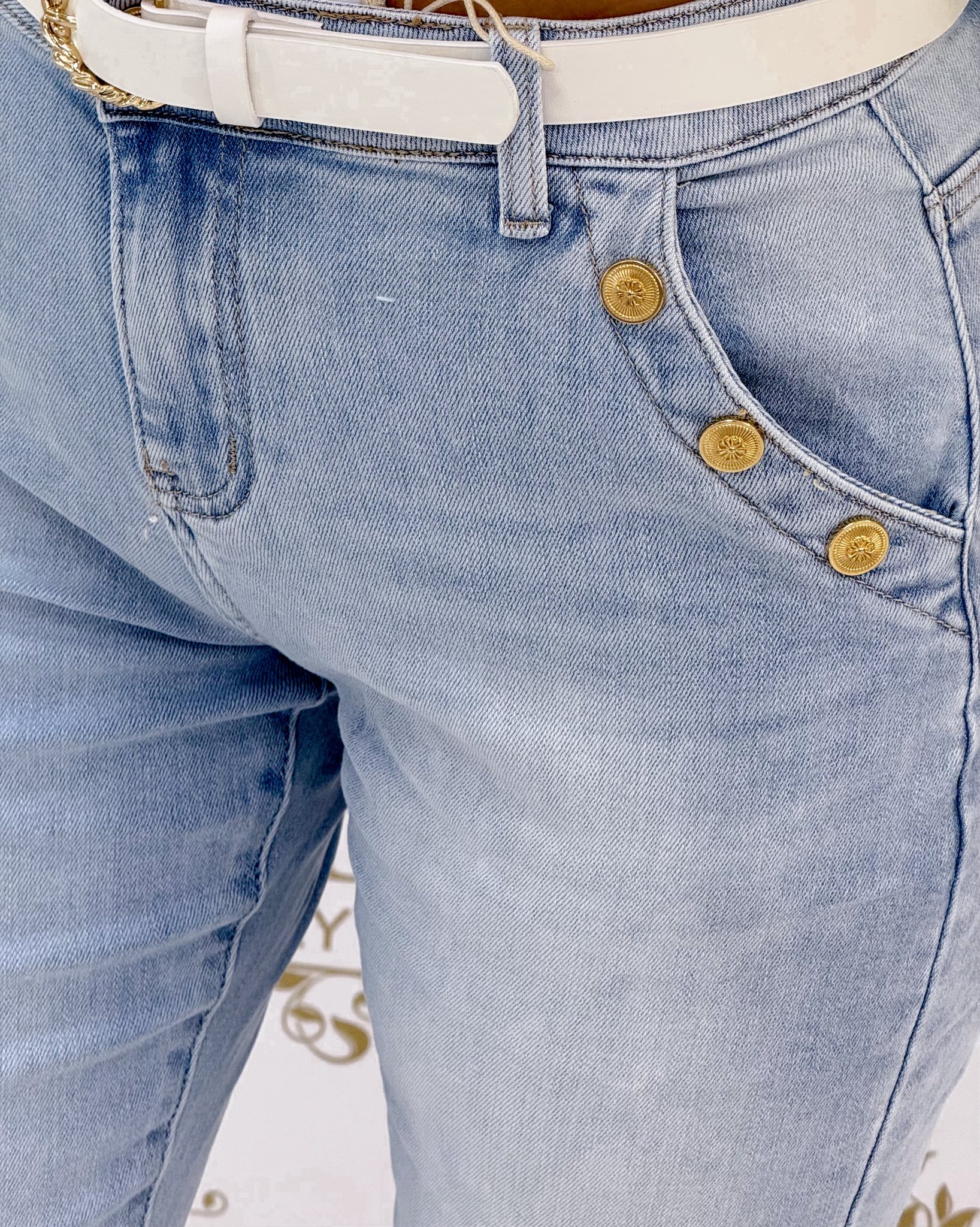 Zsebénél arany színű gombokkal díszített, MOM fit fazonú, világoskék színű farmernadrág "BF2966-6" - Image 2