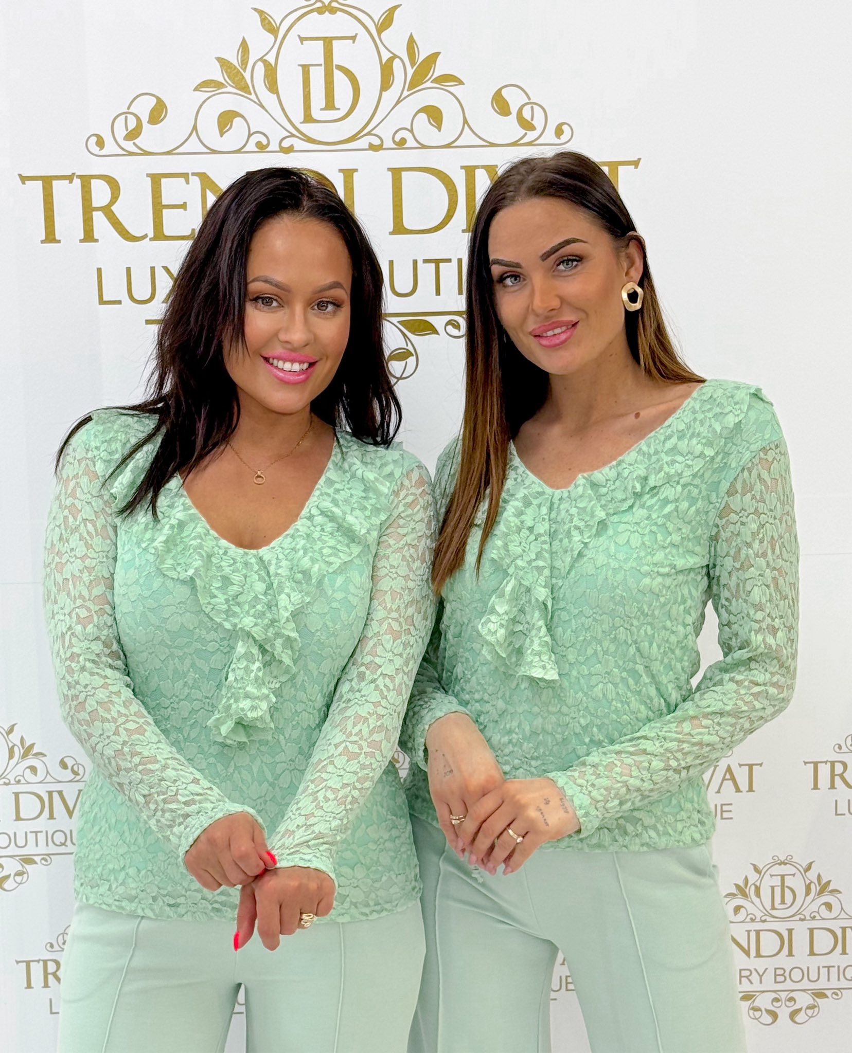 Különleges csipkés, zsabós kis felső