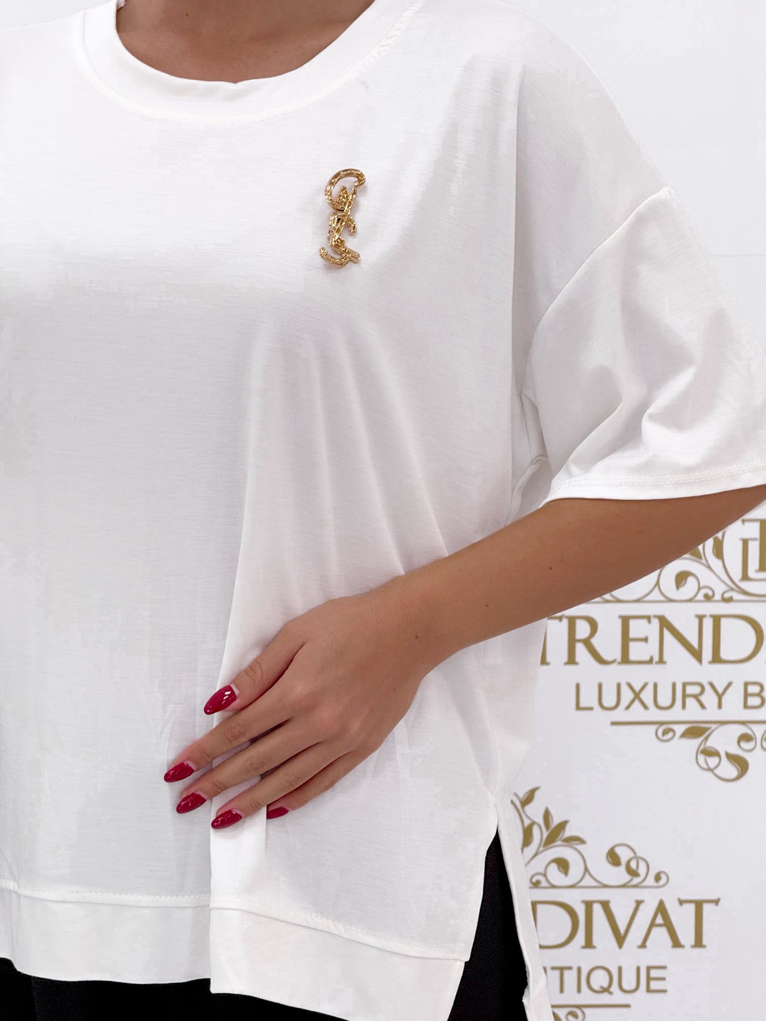 Laza fazonú, oldalt felsliccelt póló, ajándék brossal - Image 10