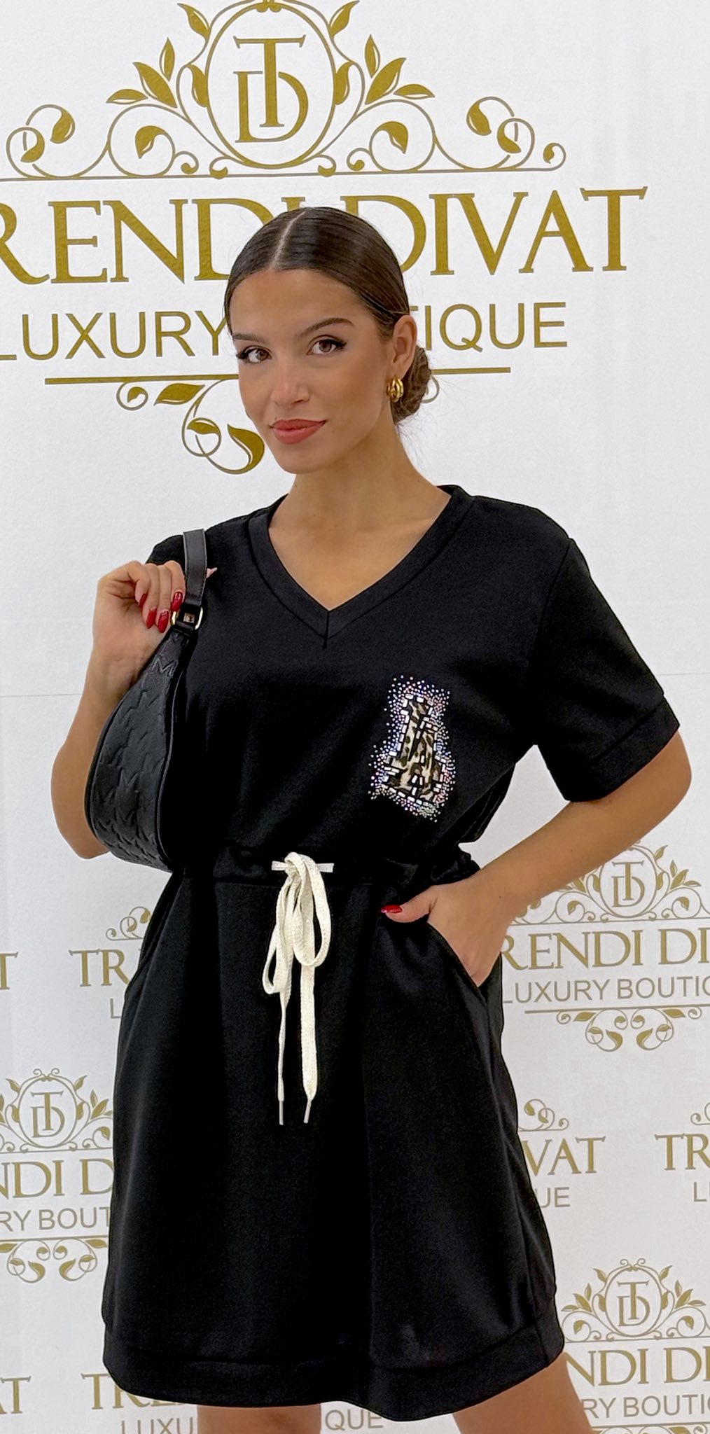 V-nyakú, kövekkel díszített "LA" feliratos, derekánál megkötős, zsebes pólóruha - Image 12