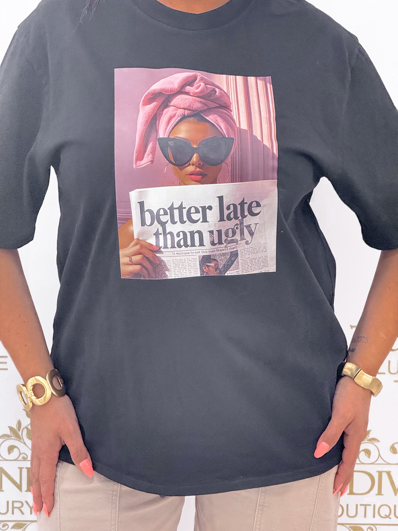 Újságot olvasó női mintázatú, laza fazonú póló - Image 12