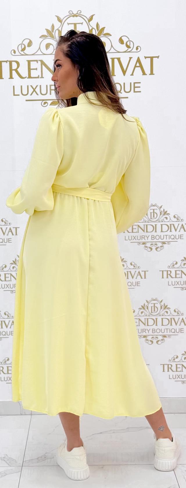 Enyhén fényes anyagú, gumis derekú, egyedi brossokkal díszített midi ruha, megkötős övvel - Image 13