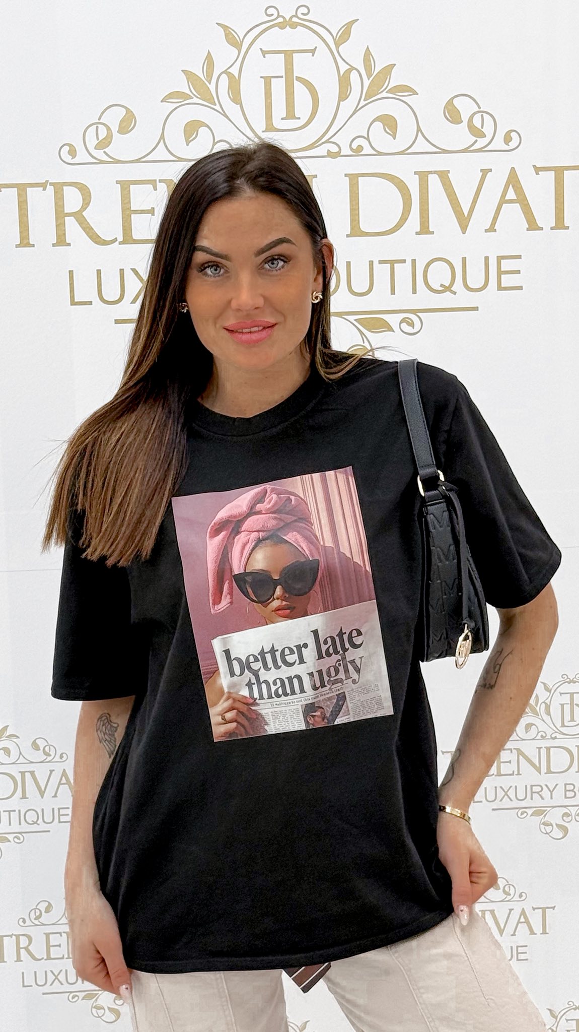 Újságot olvasó női mintázatú, laza fazonú póló - Image 13