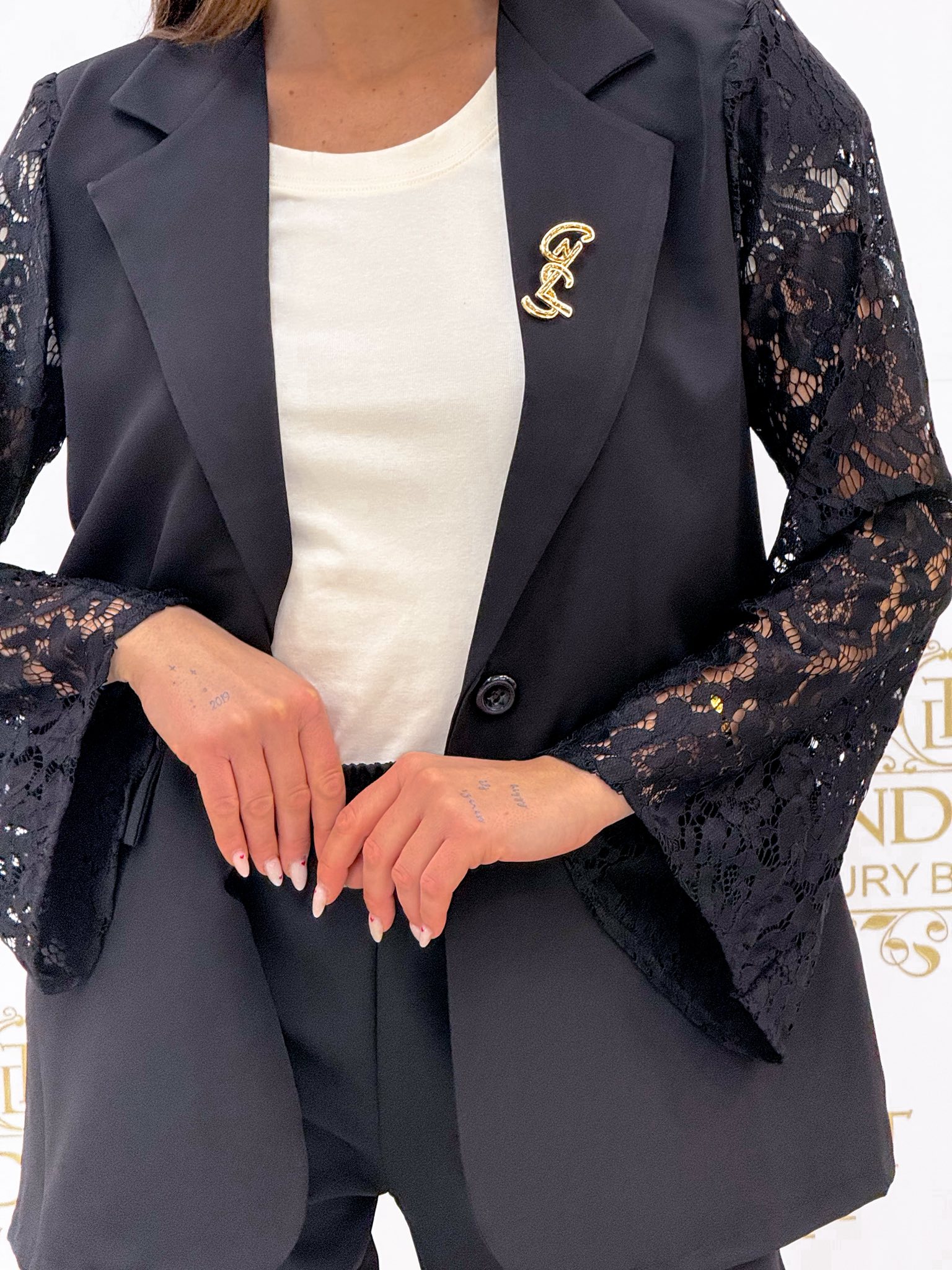 Egyedi csipkés ujjú, kétrészes kosztüm - Image 12