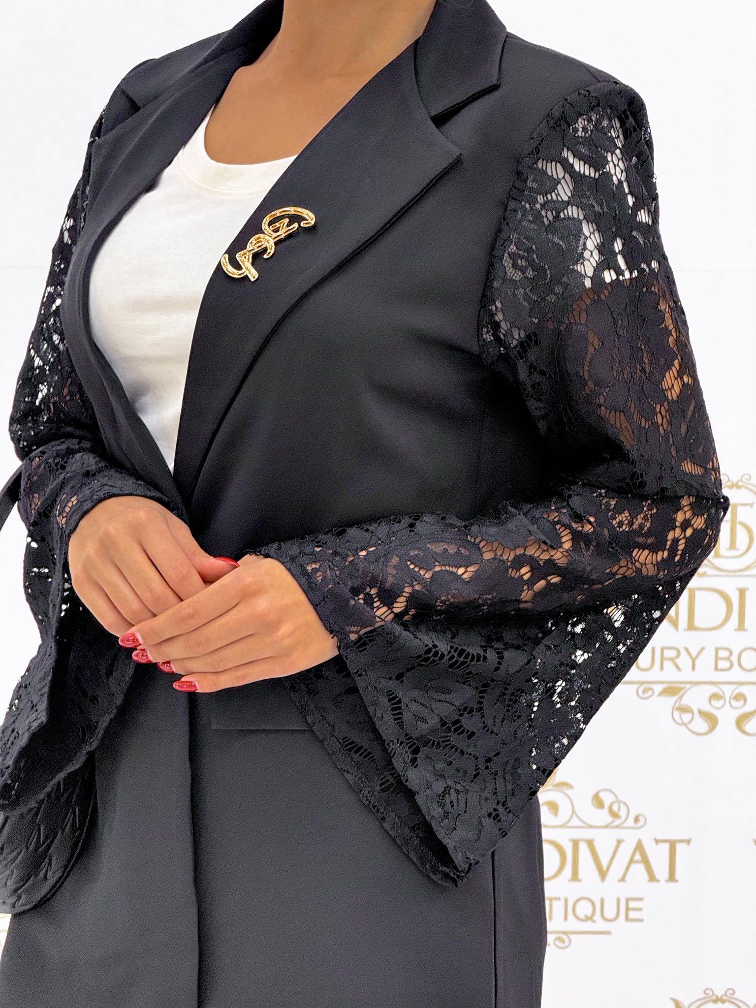 Egyedi csipkés ujjú, kétrészes kosztüm - Image 13