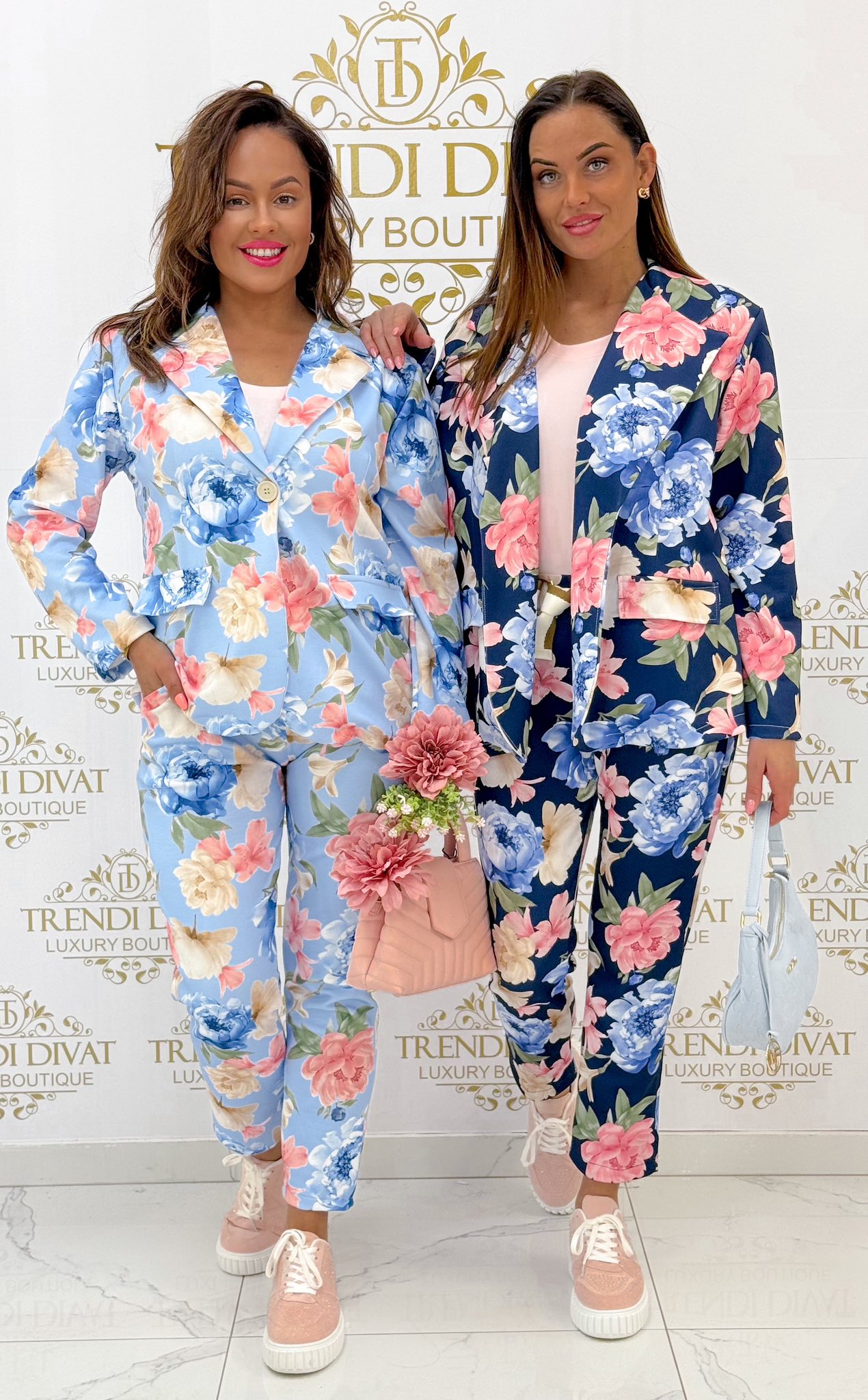 "M" bilétás, virág mintázatú nadrág, ajándék övvel