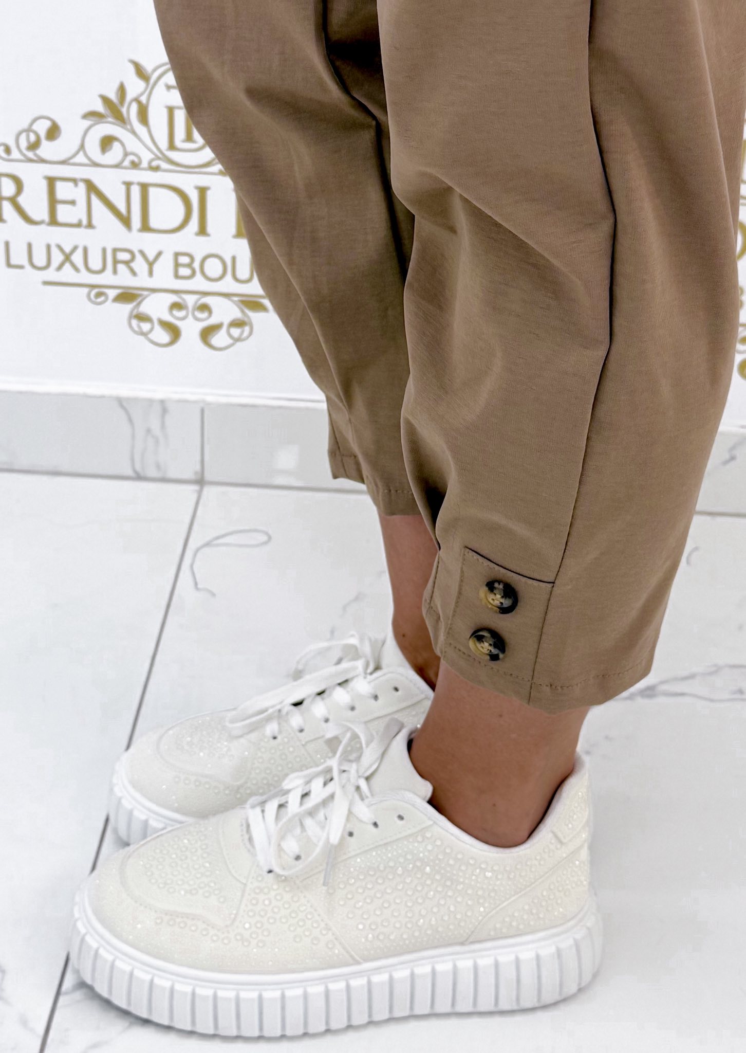 Szárán 2 gombbal díszített, MOM fazonú elasztikus vászon anyagú nadrág, ajándék övvel - Image 16