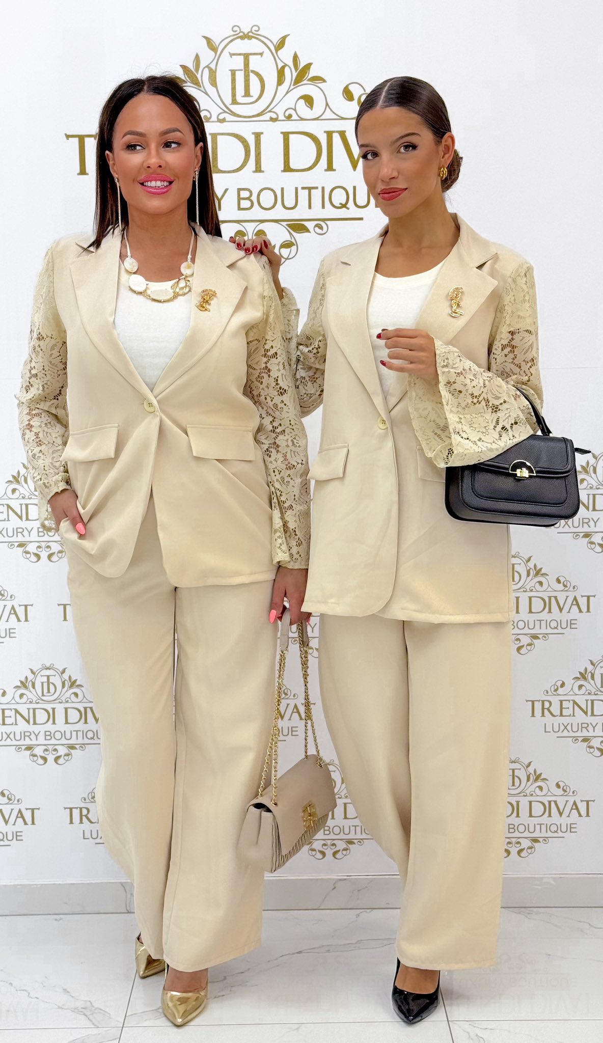 Egyedi csipkés ujjú, kétrészes kosztüm - Image 16