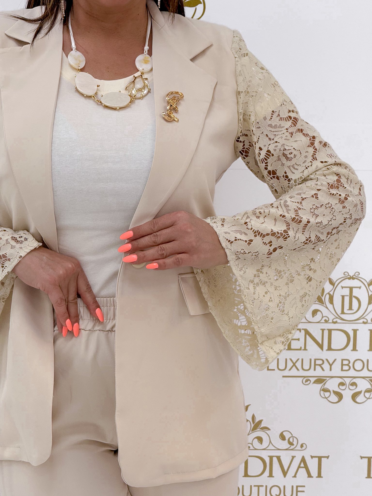 Egyedi csipkés ujjú, kétrészes kosztüm - Image 19