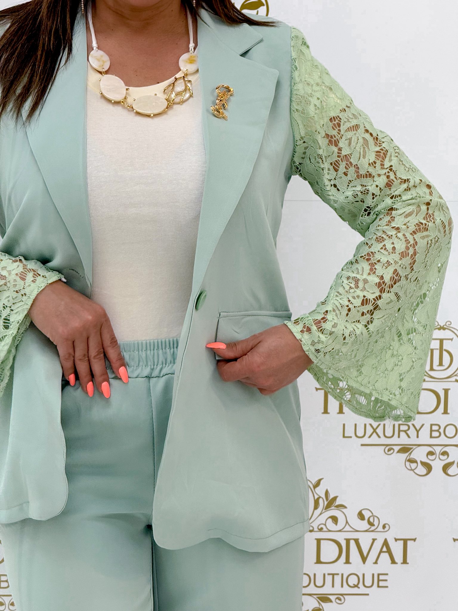 Egyedi csipkés ujjú, kétrészes kosztüm - Image 25