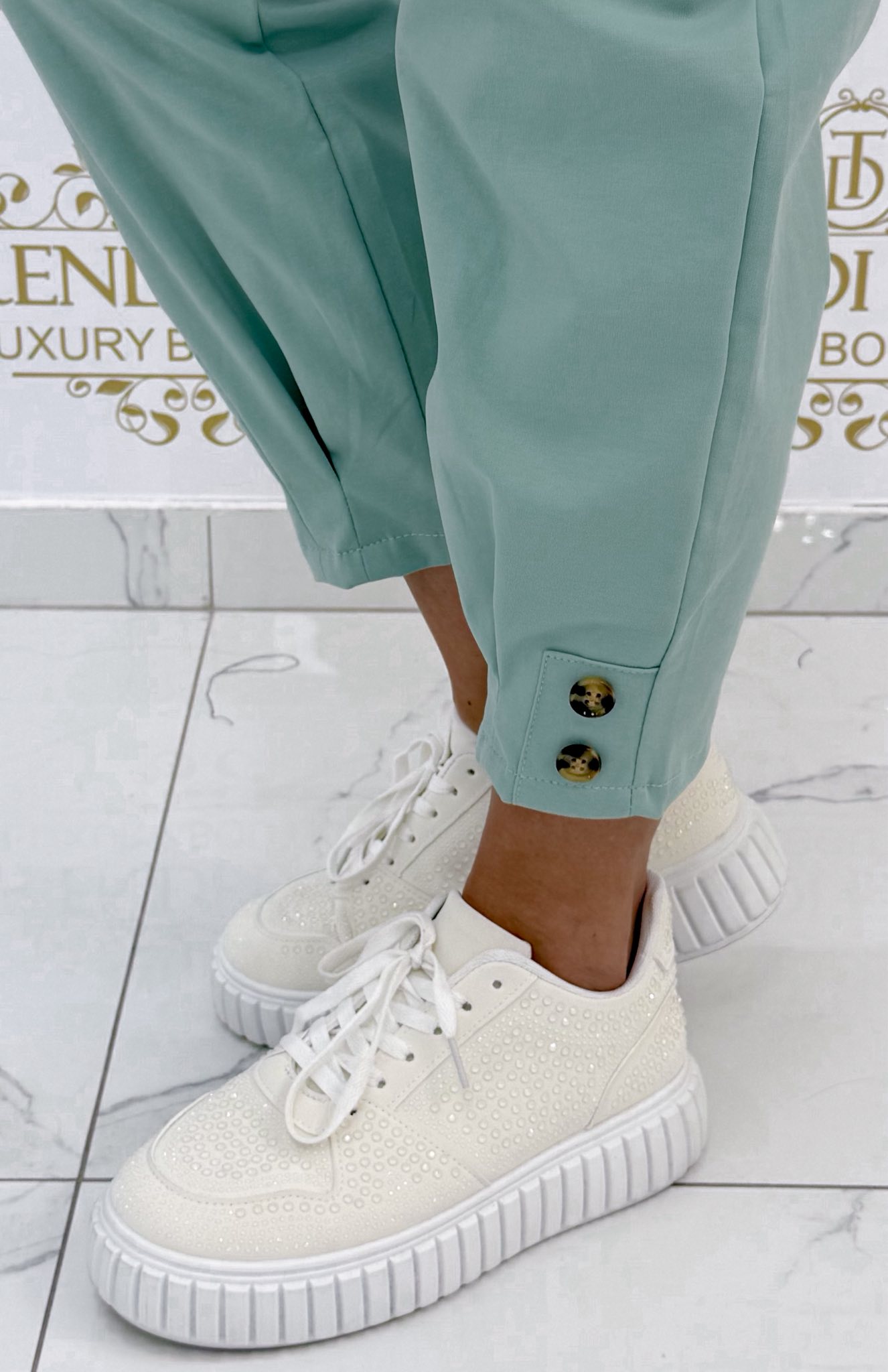 Szárán 2 gombbal díszített, MOM fazonú elasztikus vászon anyagú nadrág, ajándék övvel - Image 26