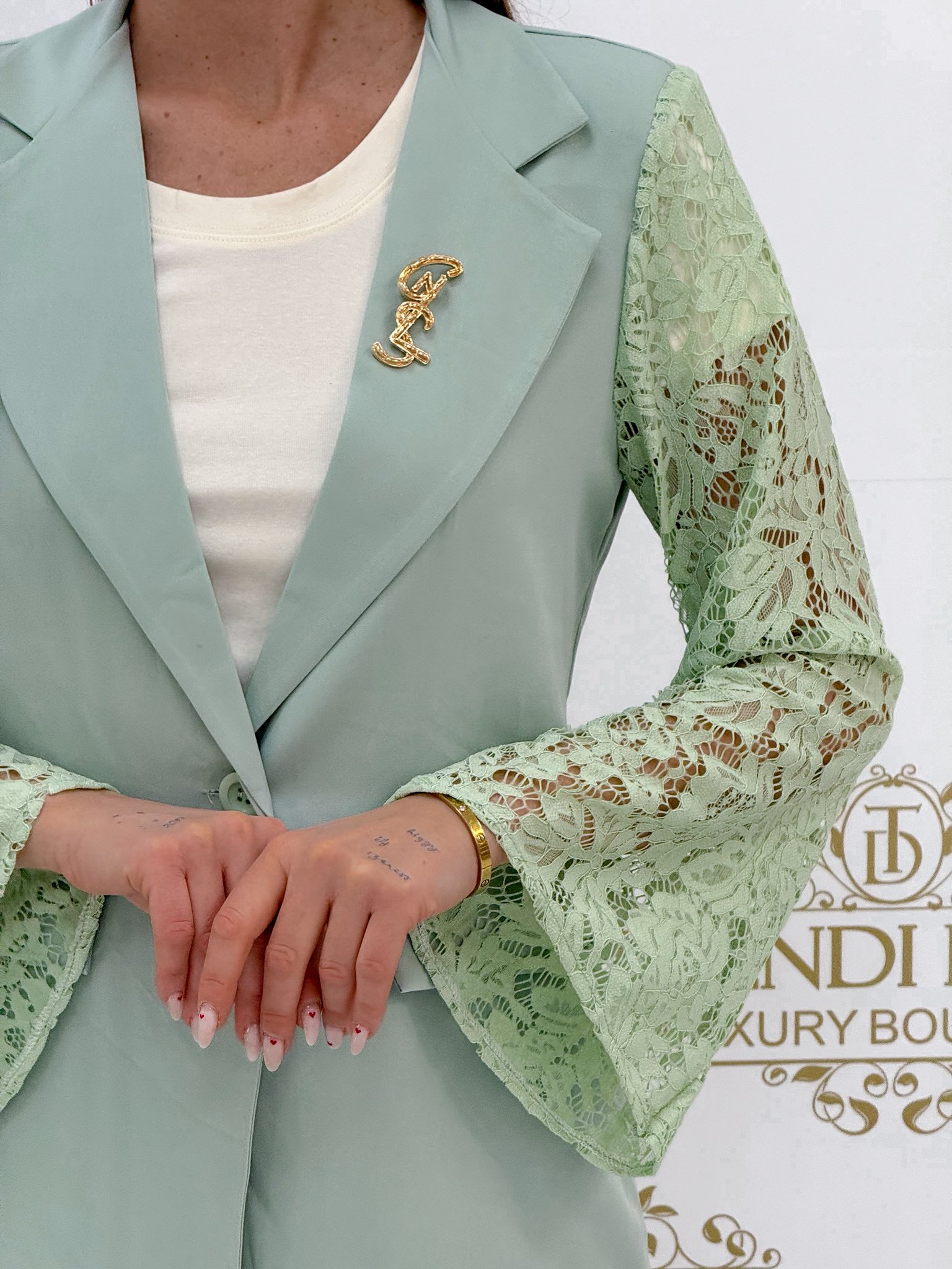 Egyedi csipkés ujjú, kétrészes kosztüm - Image 27