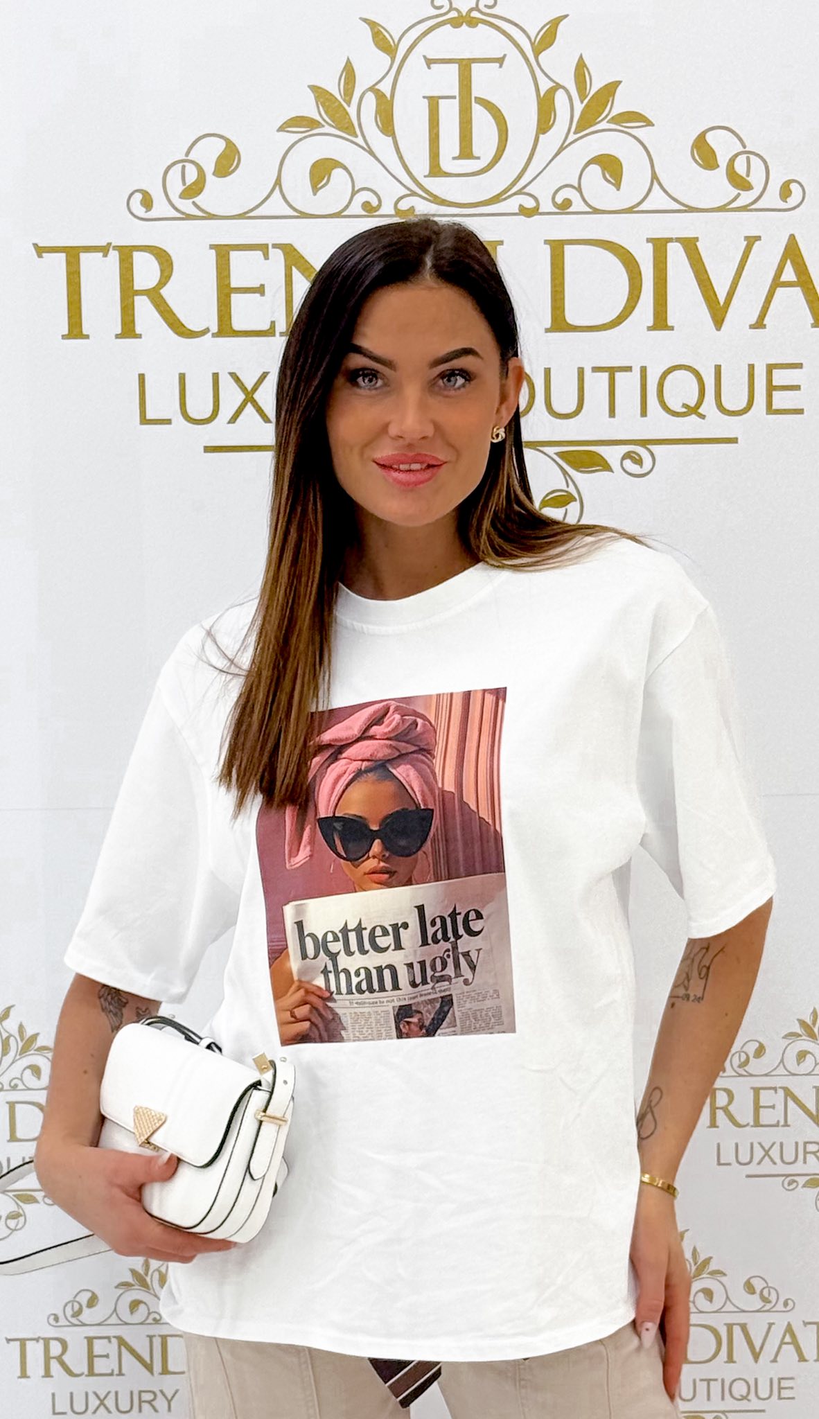 Újságot olvasó női mintázatú, laza fazonú póló - Image 4