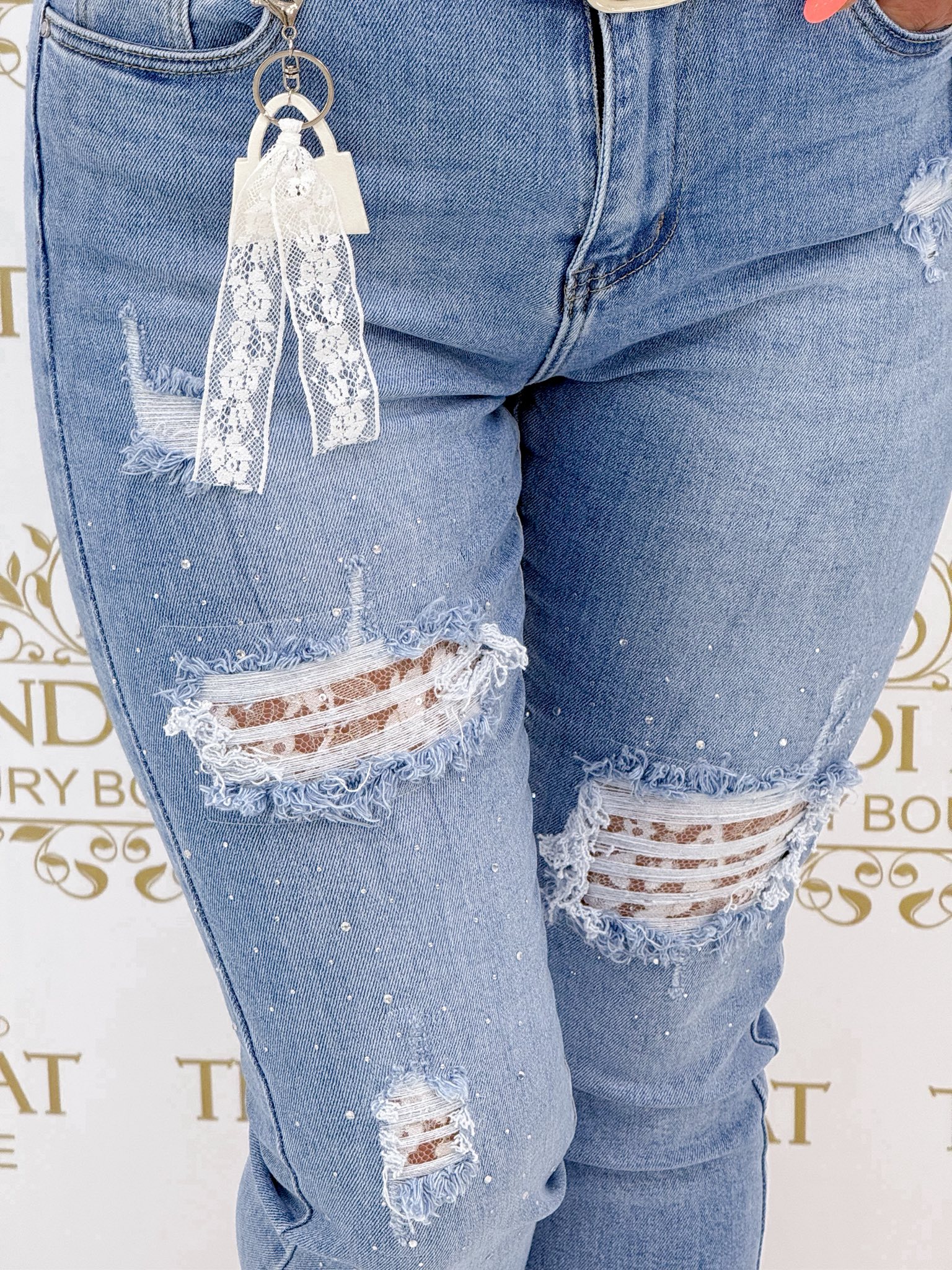 Csipke betétes, tépett, kövekkel díszített farmernadrág "BF3911-4B" - Image 5