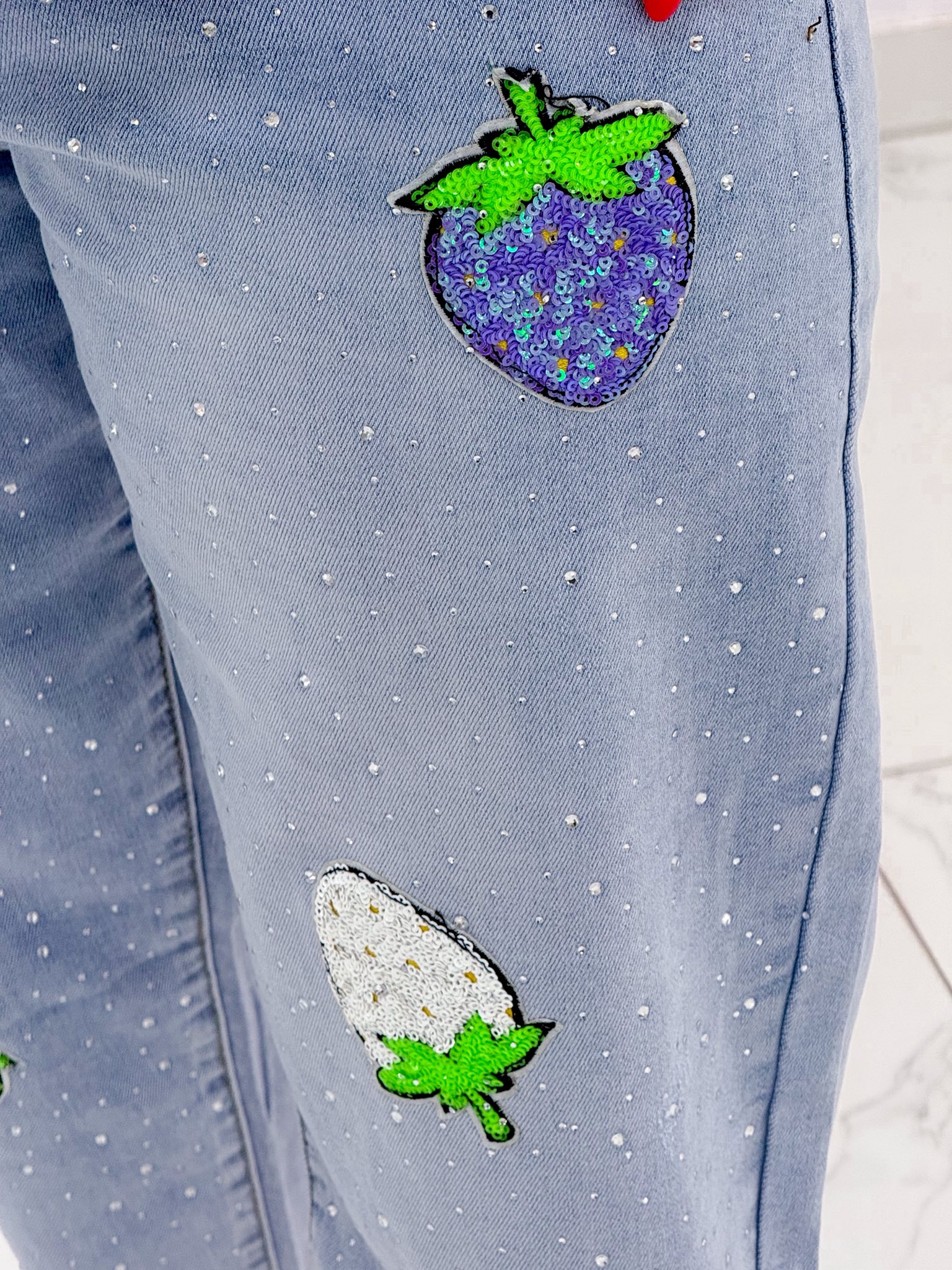 Magas derekú, flitteres eprekkel díszített, köves farmernadrág "SK328-6" - Image 4