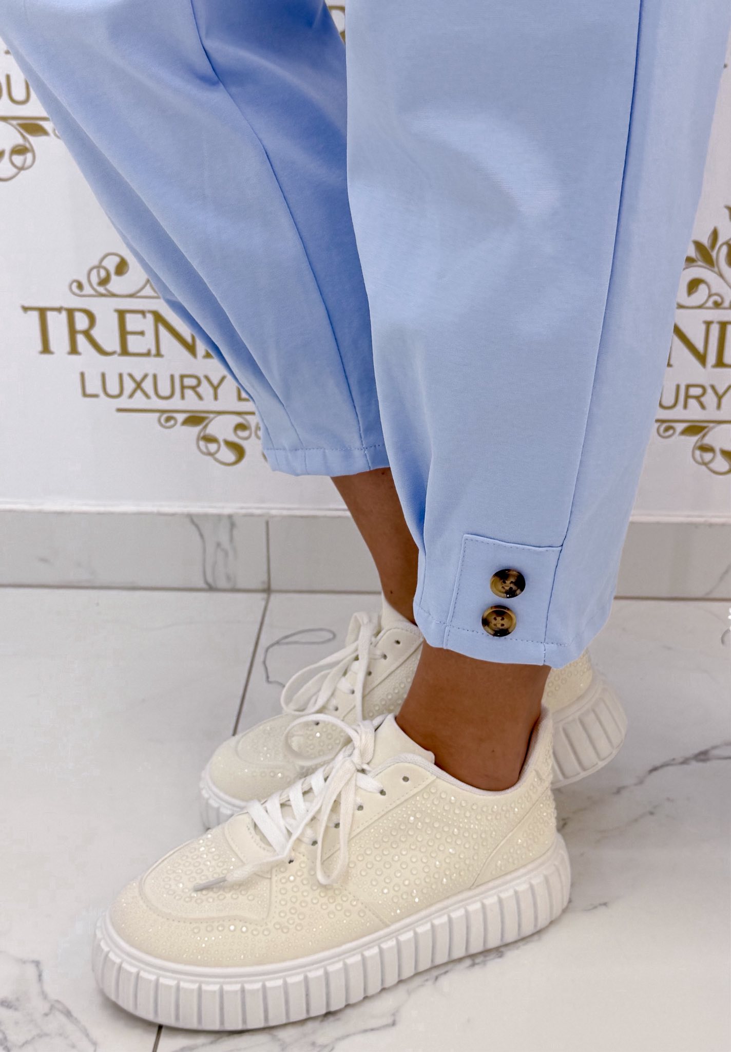 Szárán 2 gombbal díszített, MOM fazonú elasztikus vászon anyagú nadrág, ajándék övvel - Image 31