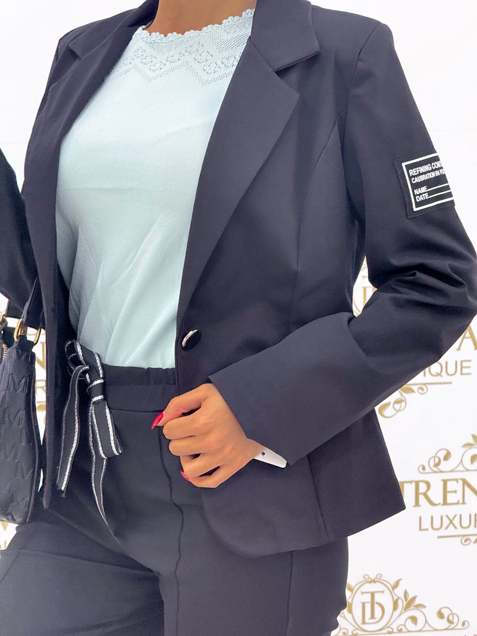 Sportosan elegáns, ujján bilétás, válltöméses kosztüm - Image 35