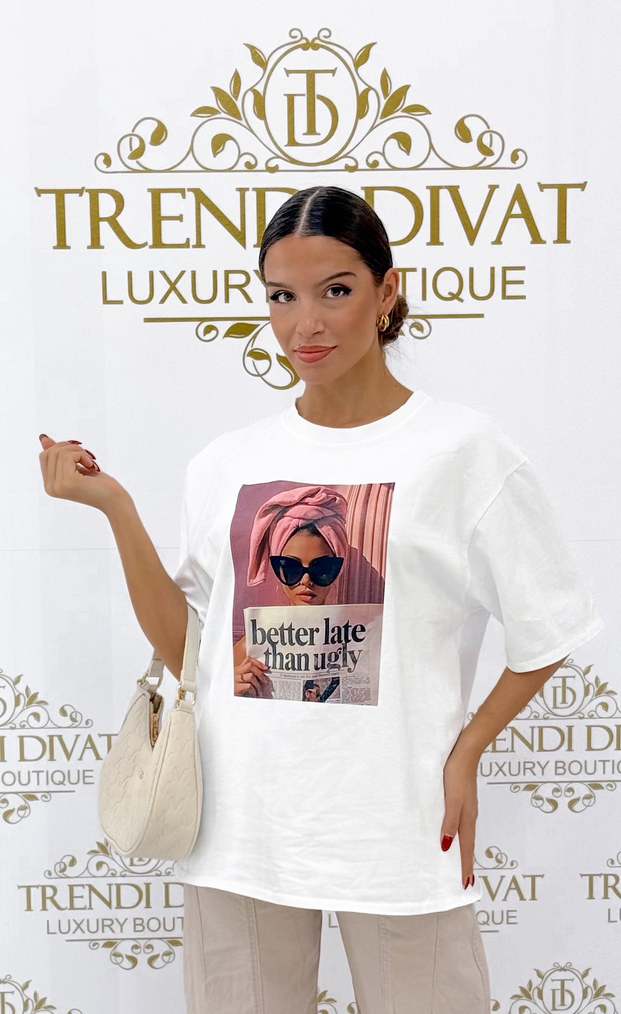 Újságot olvasó női mintázatú, laza fazonú póló - Image 5