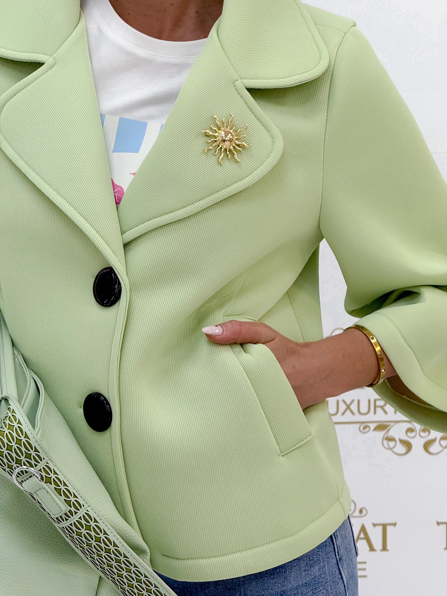 Galléros, rövid fazonú, neoprén jellegű tavaszi kabát, ajándék brossal - Image 5