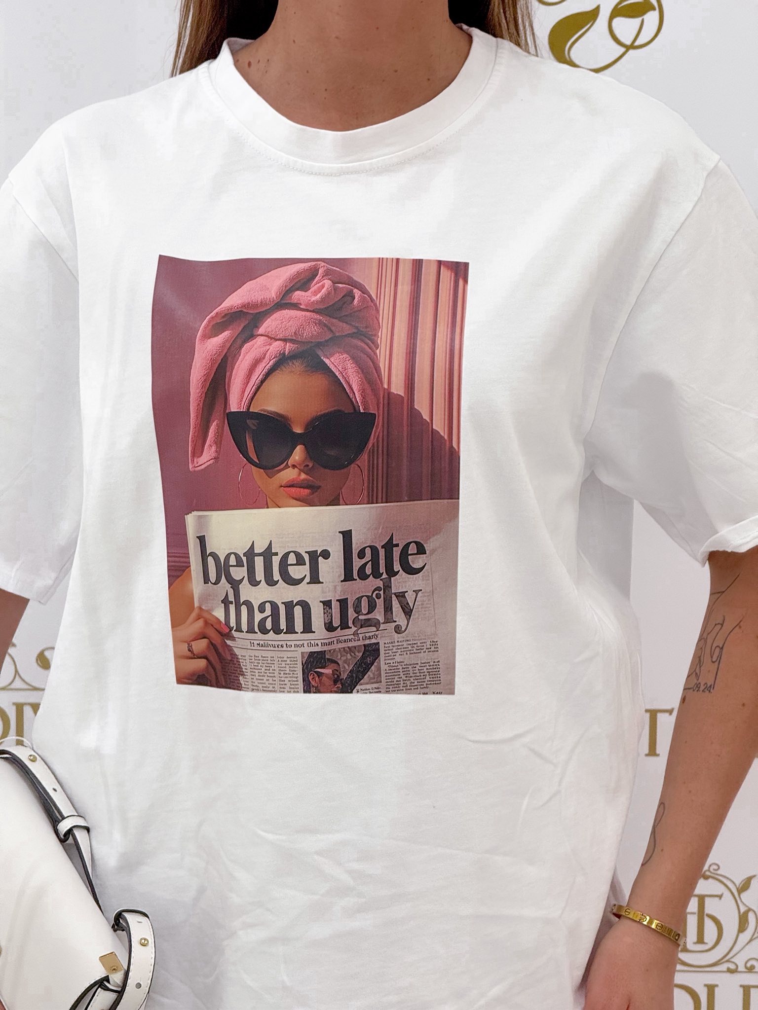 Újságot olvasó női mintázatú, laza fazonú póló - Image 6