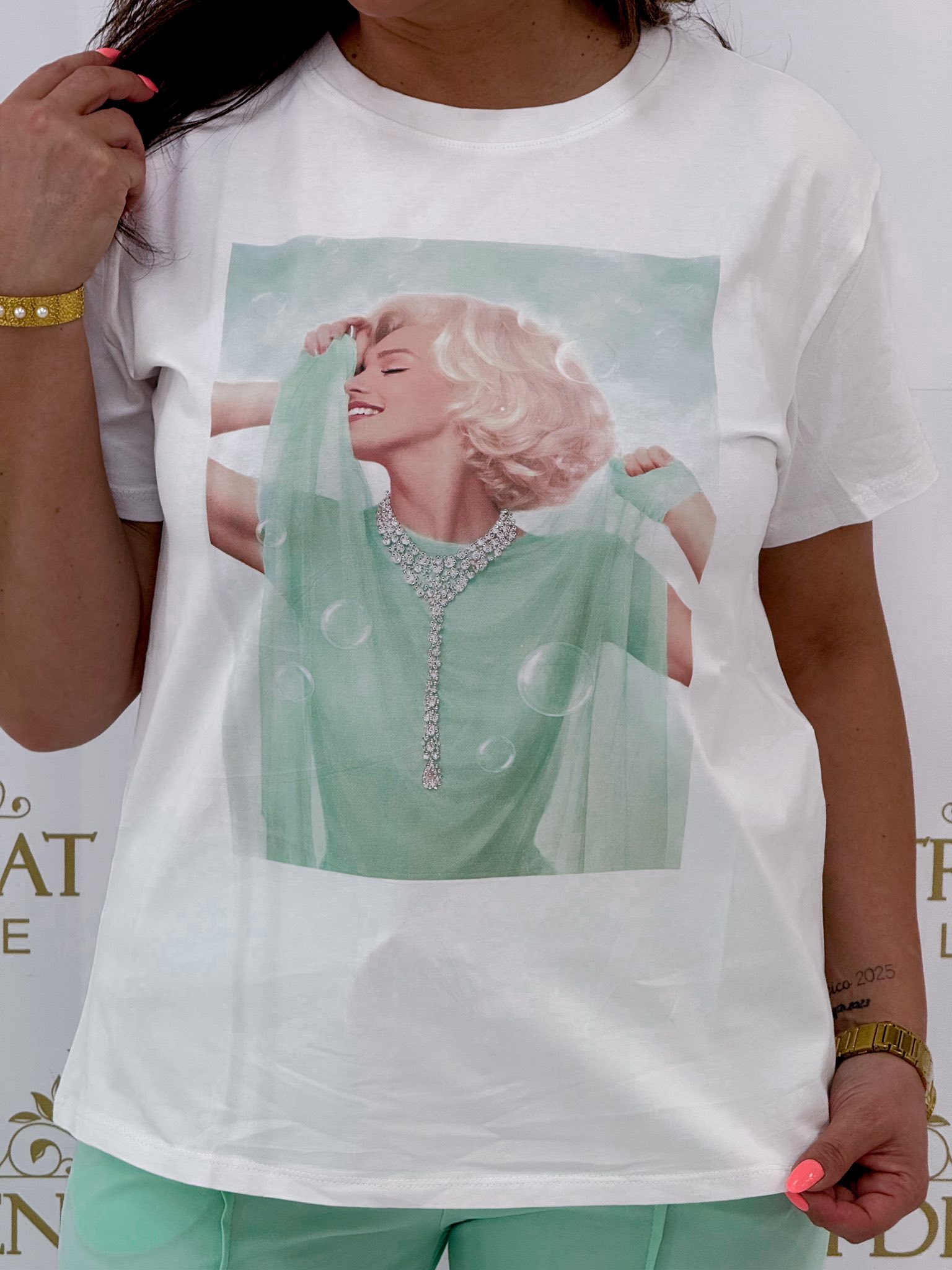 Marilyn mintázatú, kövekkel díszített póló - Image 7