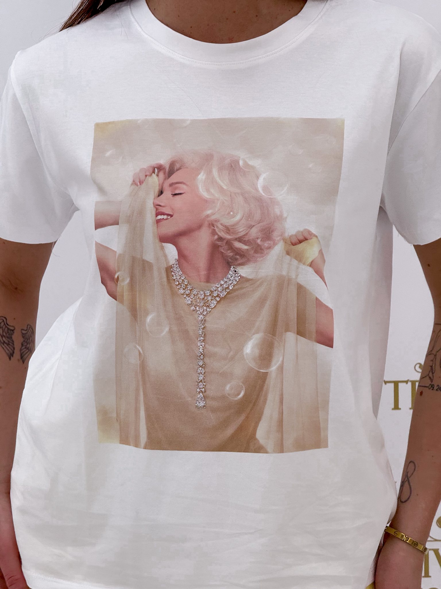 Marilyn mintázatú, kövekkel díszített póló - Image 9