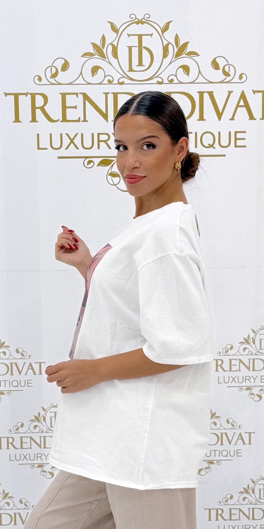 Újságot olvasó női mintázatú, laza fazonú póló - Image 8