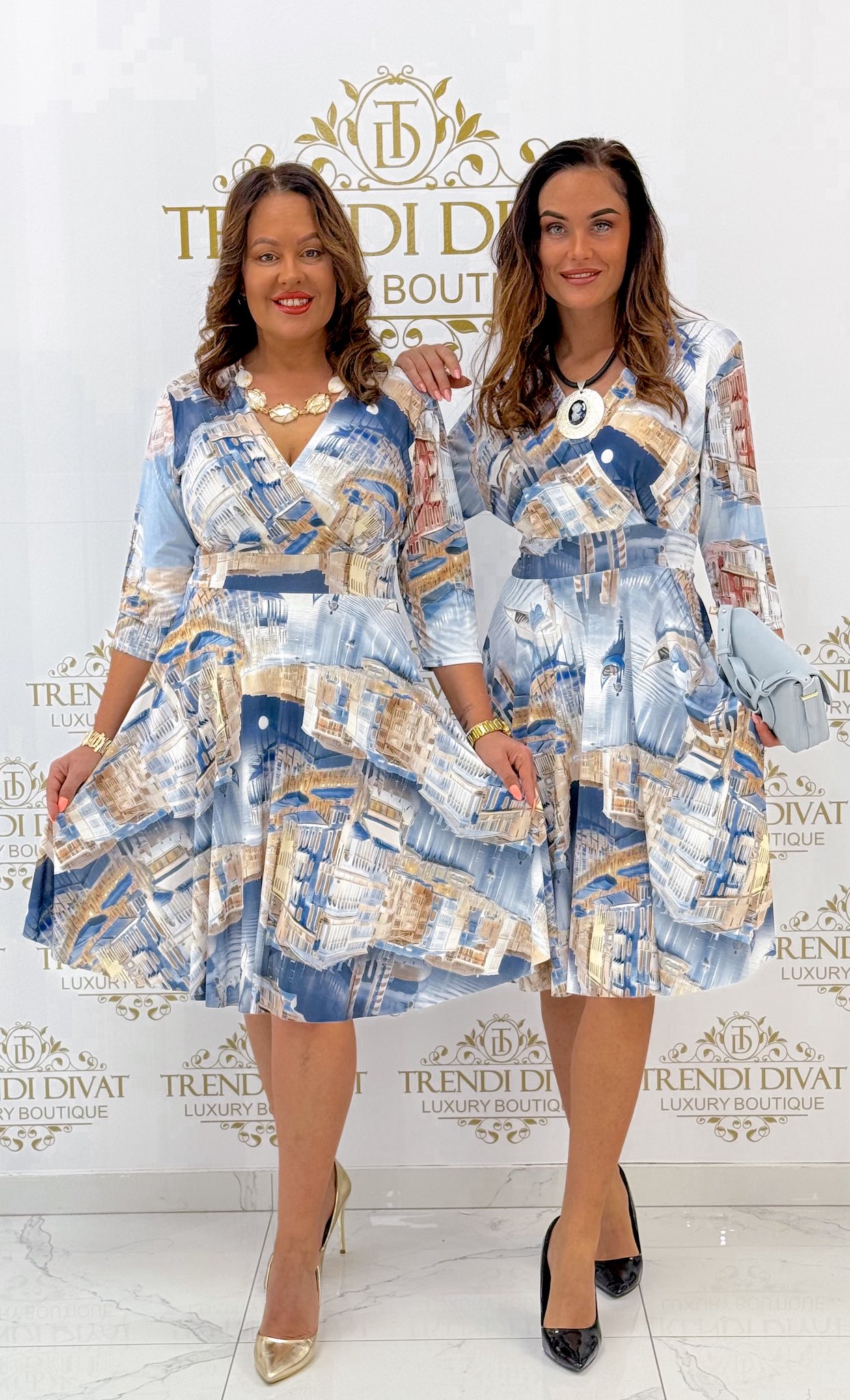 Átlapolt V-nyakú, itáliai városkép mintázatú Marilyn ruha