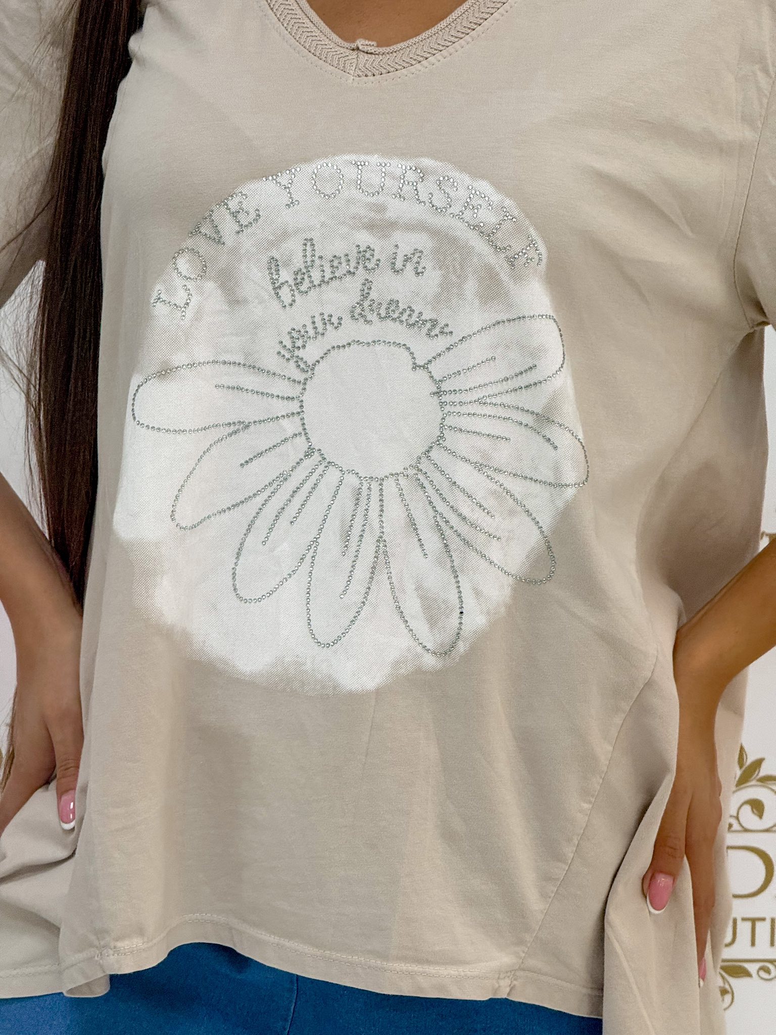 Margaréta mintás, kövekkel díszített, elöl rövid, hátul hosszú fazonú, feliratos póló - Image 13