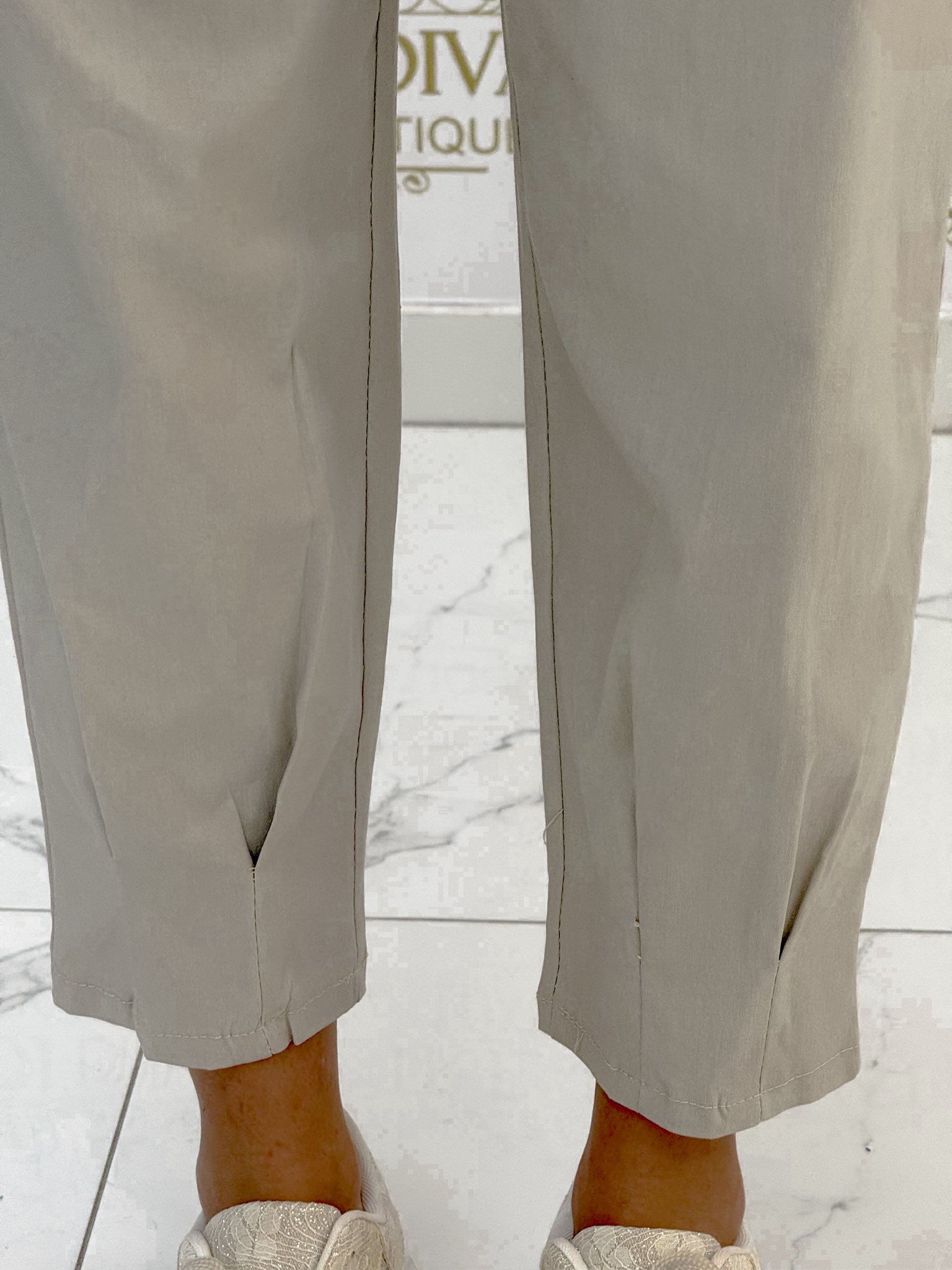 Gumis derekú, ballon fit fazonú, elasztikus vászon anyagú nadrág, selyemfényű övvel - Image 13