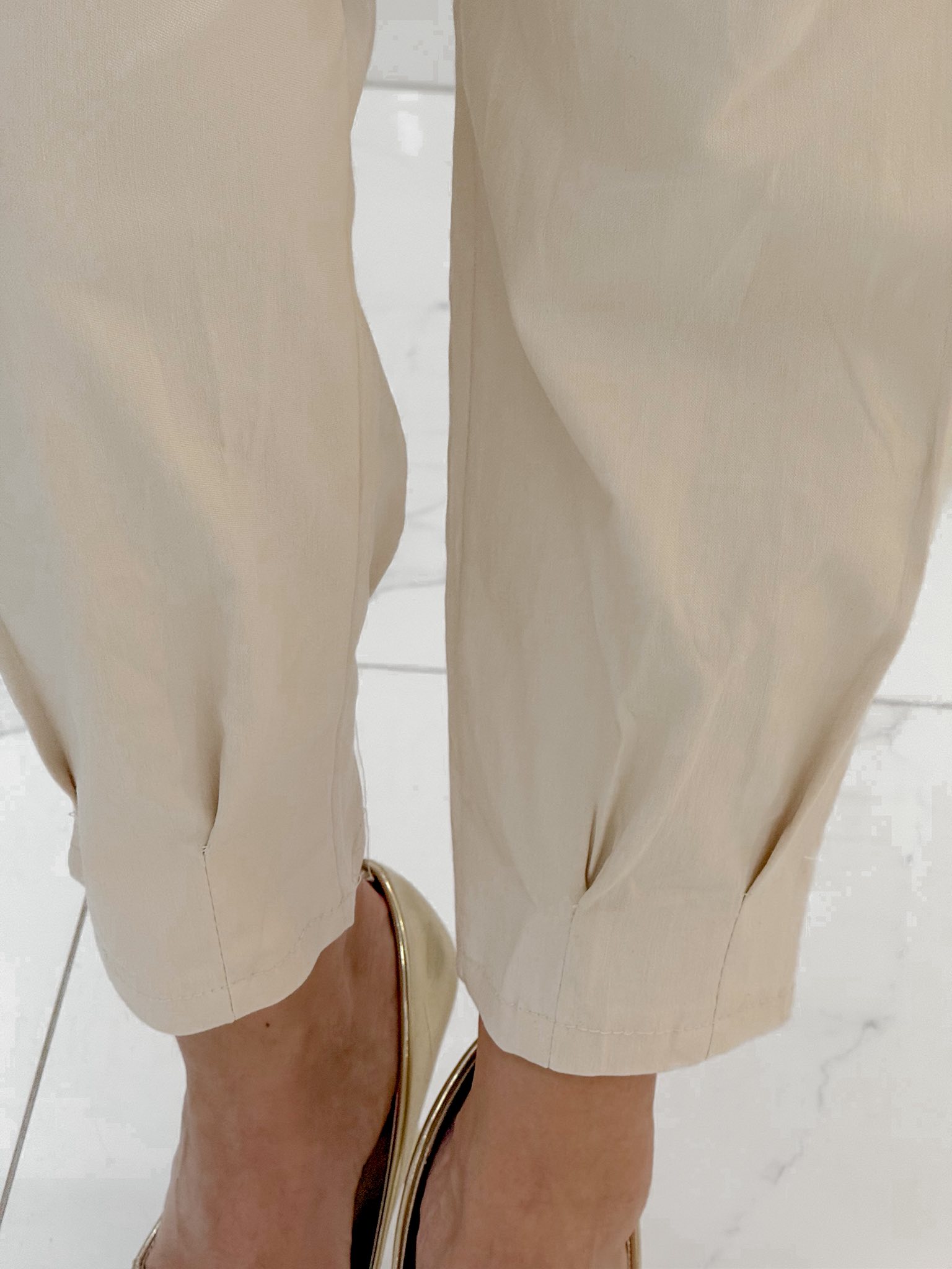 Gumis derekú, ballon fit fazonú, elasztikus vászon anyagú nadrág, selyemfényű övvel - Image 17