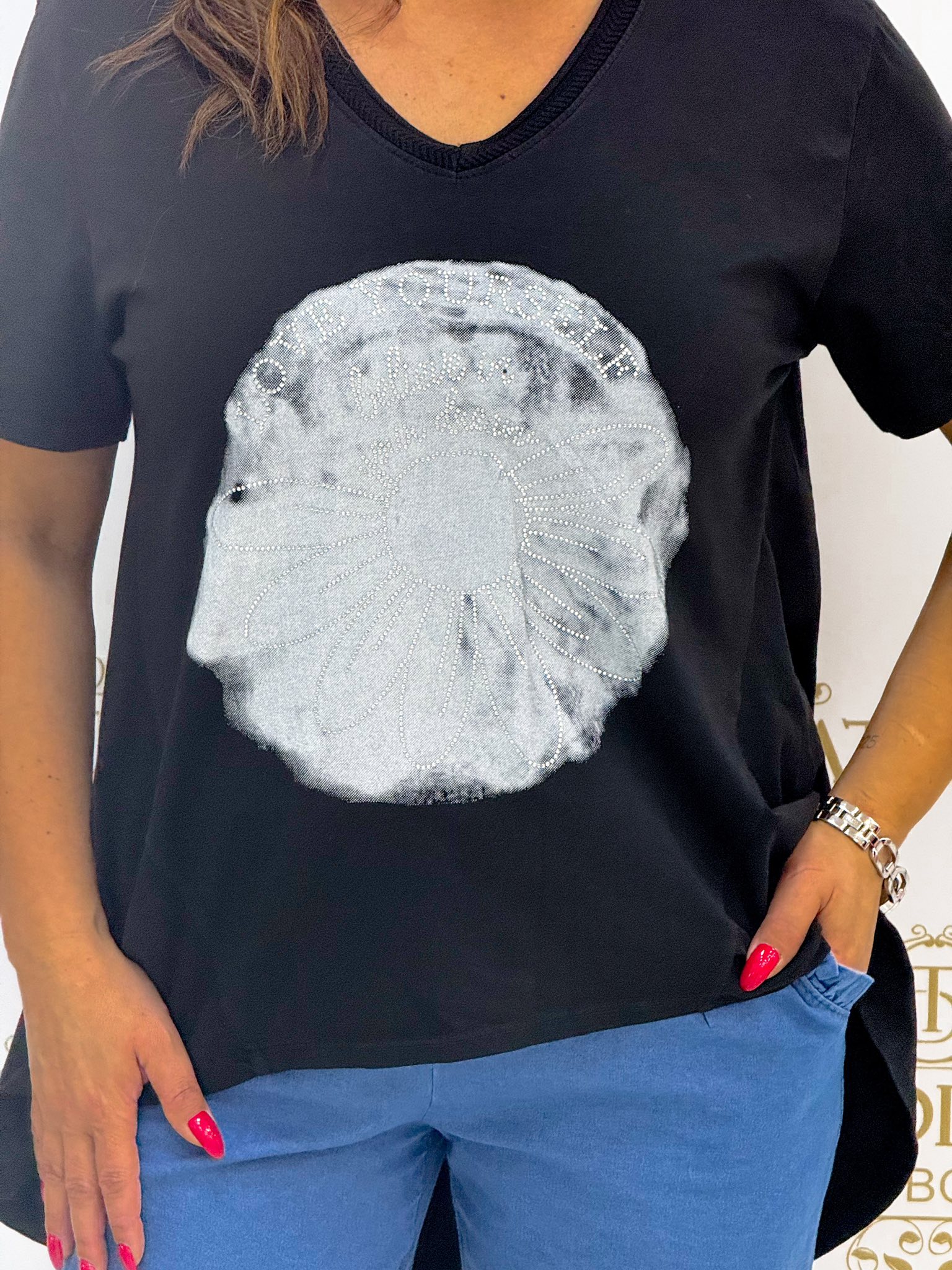 Margaréta mintás, kövekkel díszített, elöl rövid, hátul hosszú fazonú, feliratos póló - Image 20