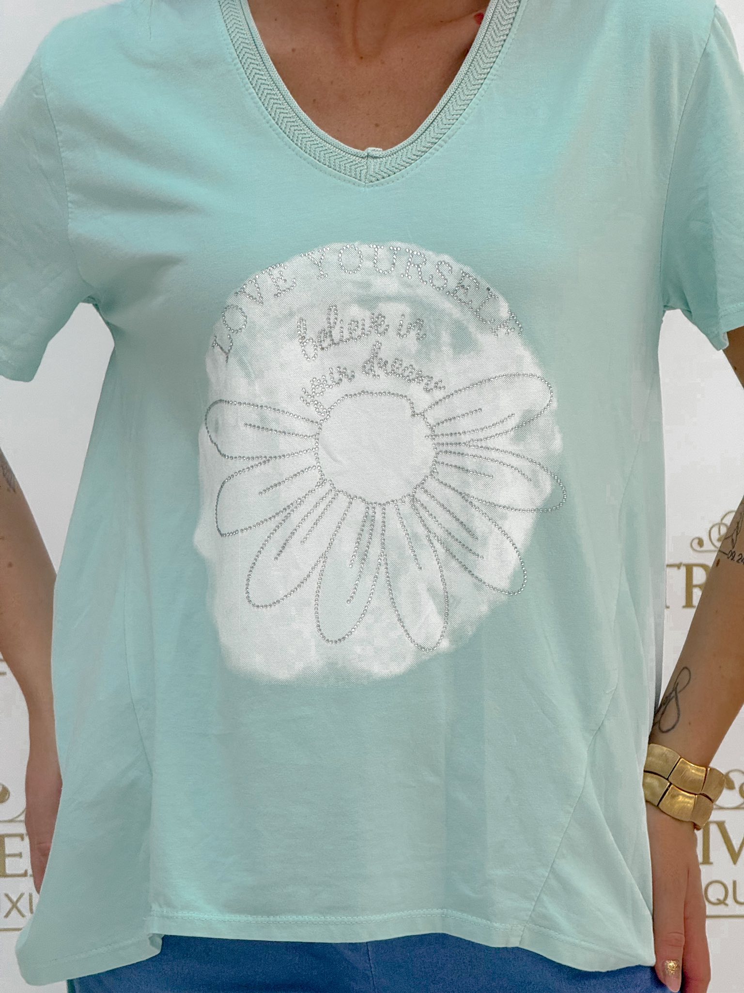 Margaréta mintás, kövekkel díszített, elöl rövid, hátul hosszú fazonú, feliratos póló - Image 27
