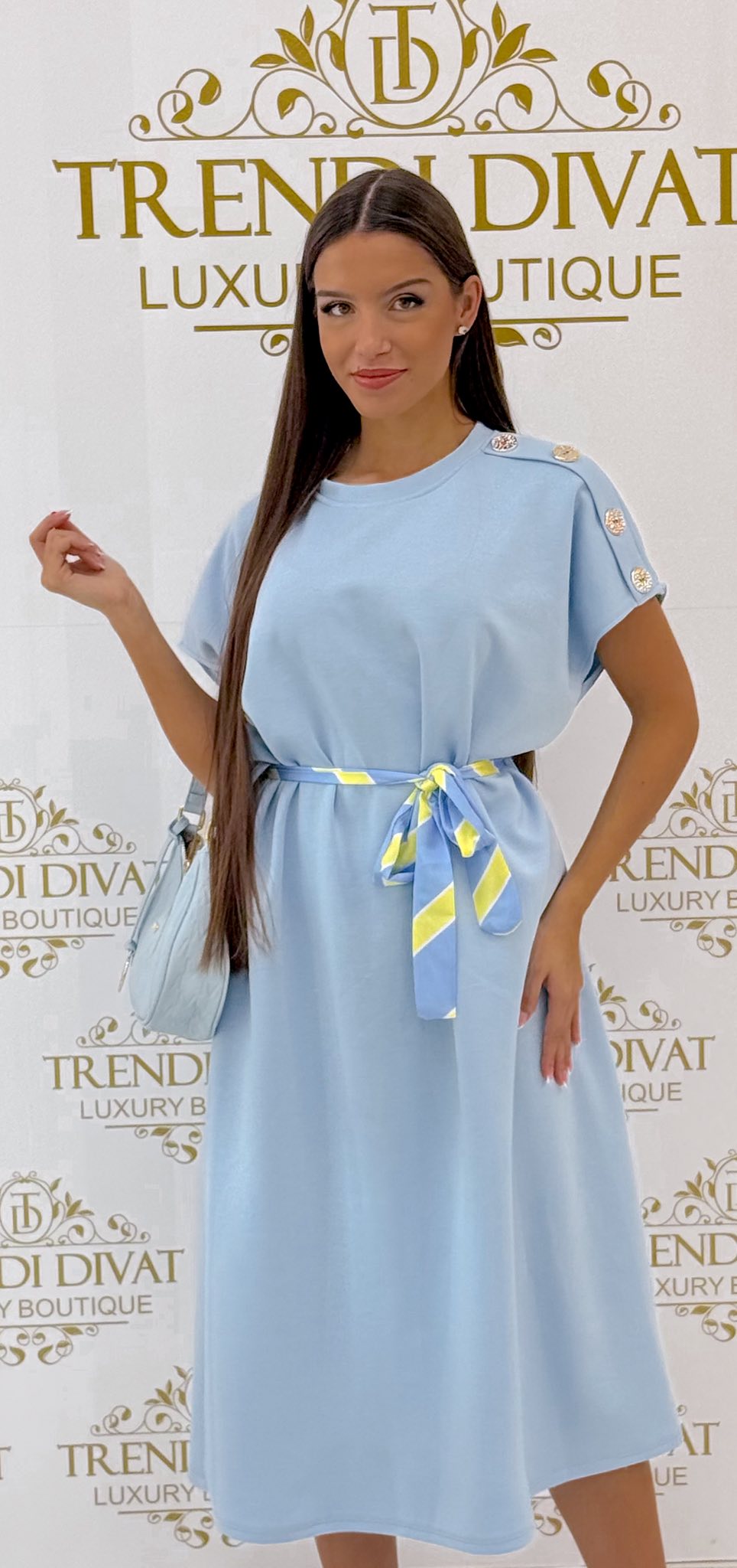 Vállán arany színű gombokkal díszített midi ruha, megkötős övvel - Image 4