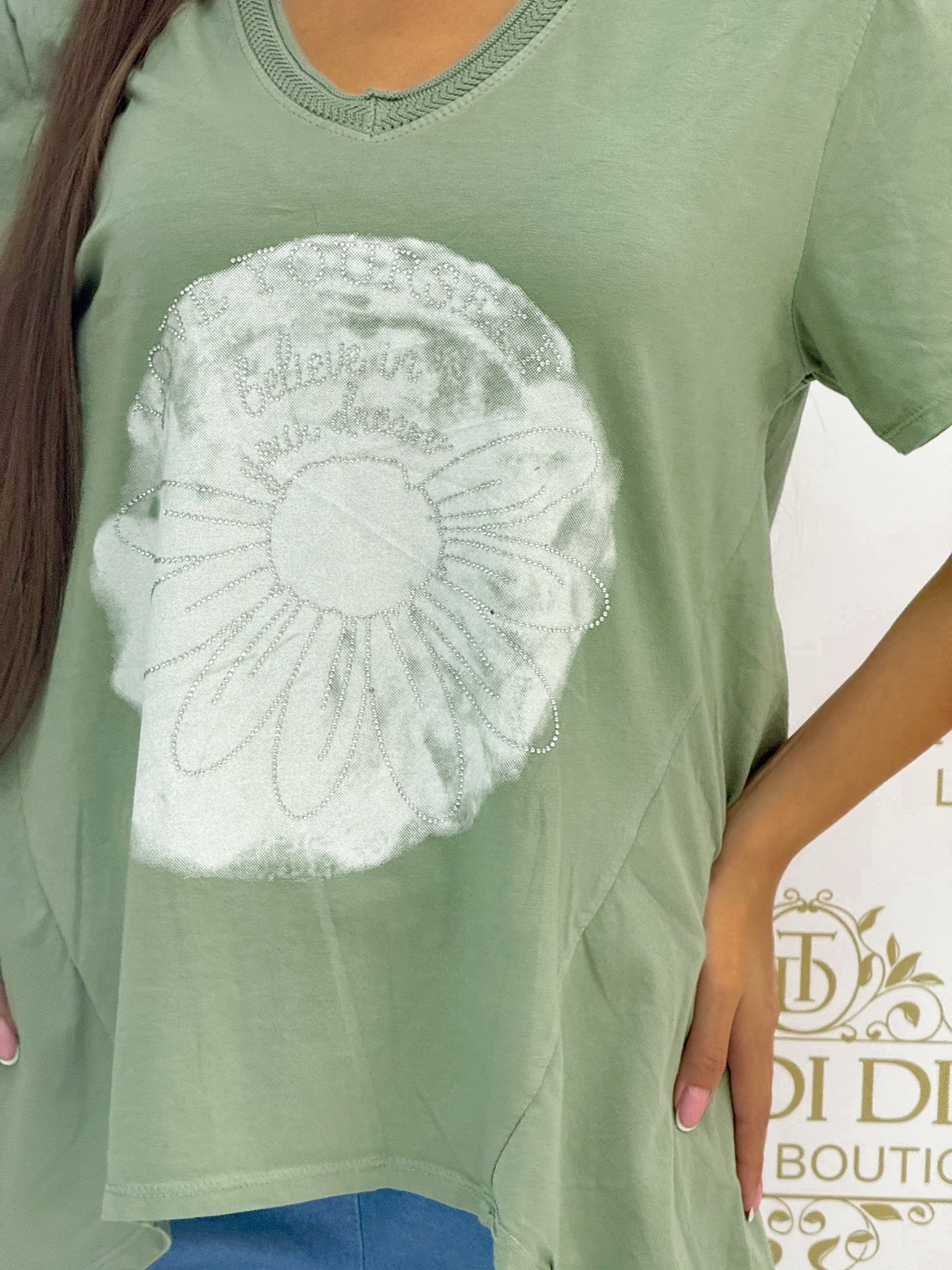 Margaréta mintás, kövekkel díszített, elöl rövid, hátul hosszú fazonú, feliratos póló - Image 34