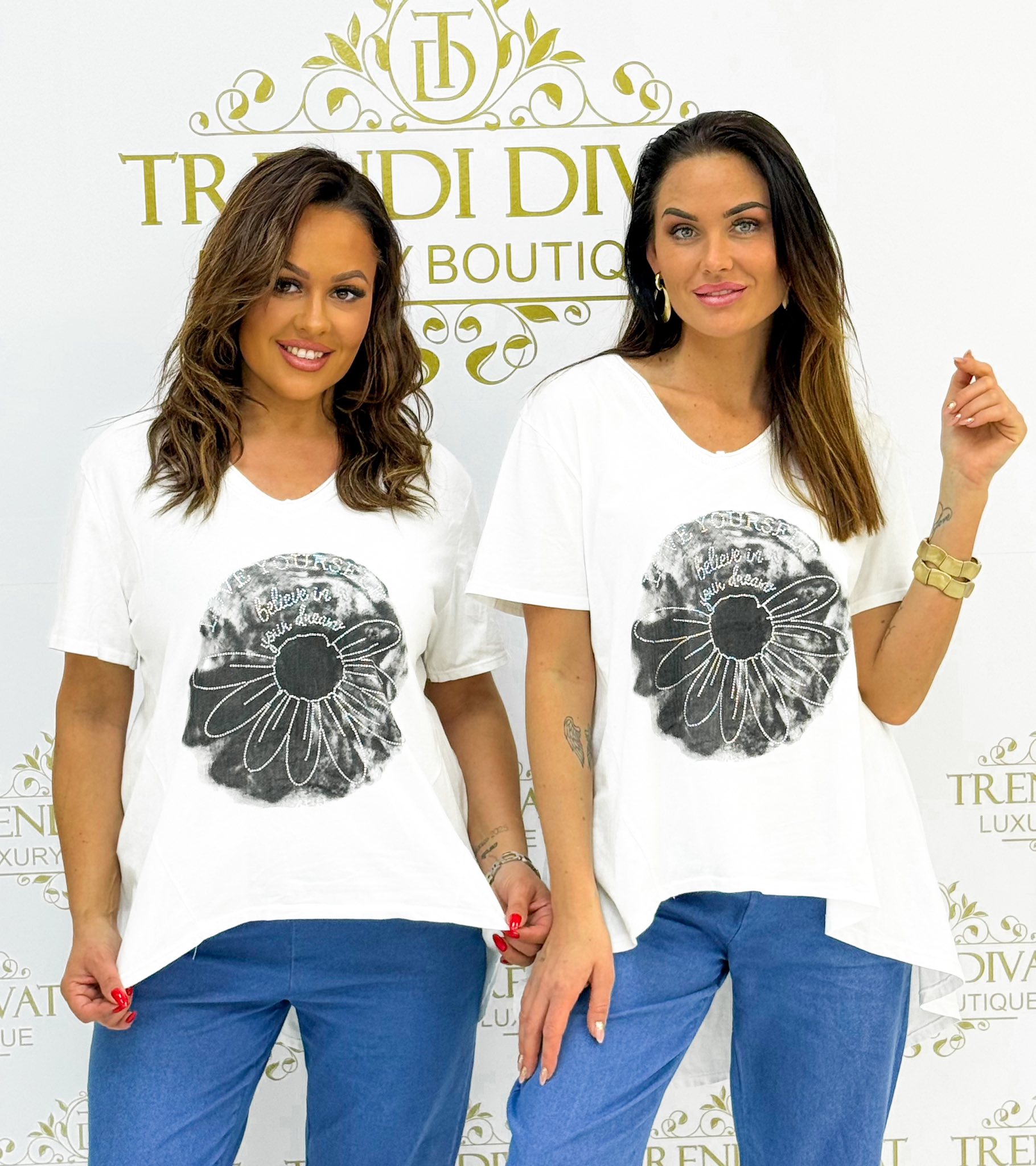 Margaréta mintás, kövekkel díszített, elöl rövid, hátul hosszú fazonú, feliratos póló - Image 38