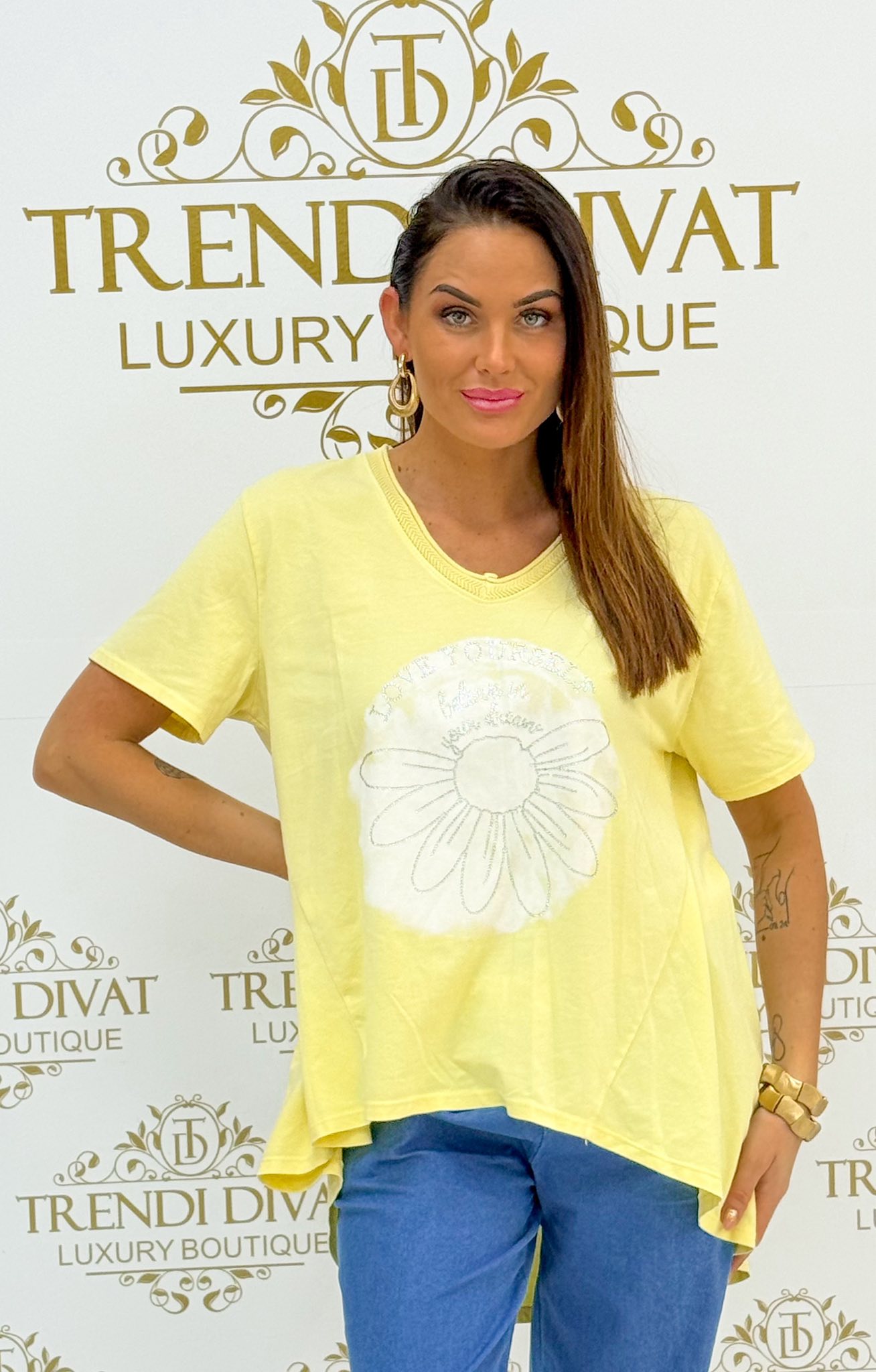 Margaréta mintás, kövekkel díszített, elöl rövid, hátul hosszú fazonú, feliratos póló - Image 5