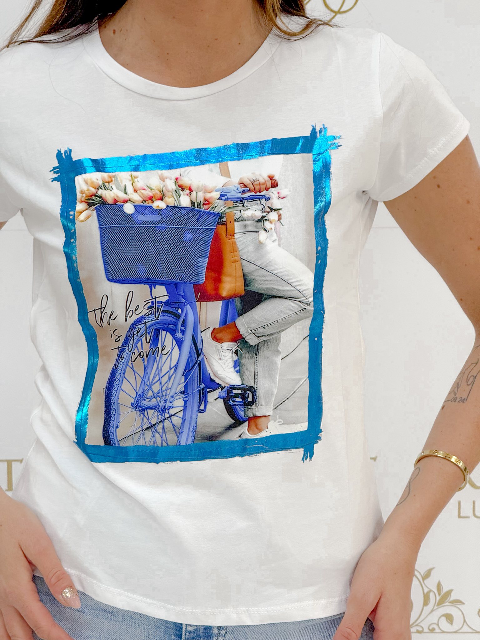 Nyomott mintás fehér női póló, kék kerékpár grafikával - Image 2