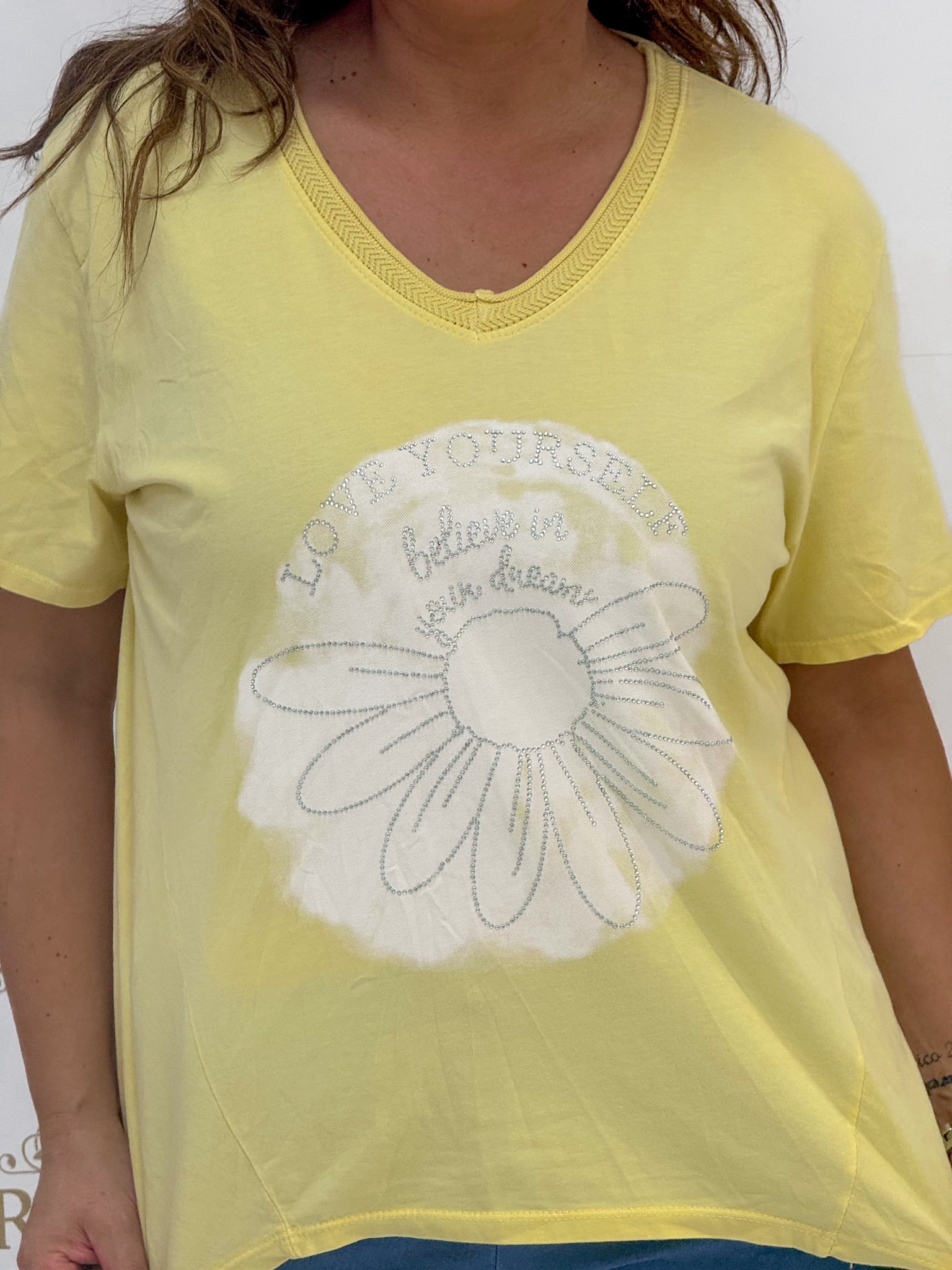 Margaréta mintás, kövekkel díszített, elöl rövid, hátul hosszú fazonú, feliratos póló - Image 6