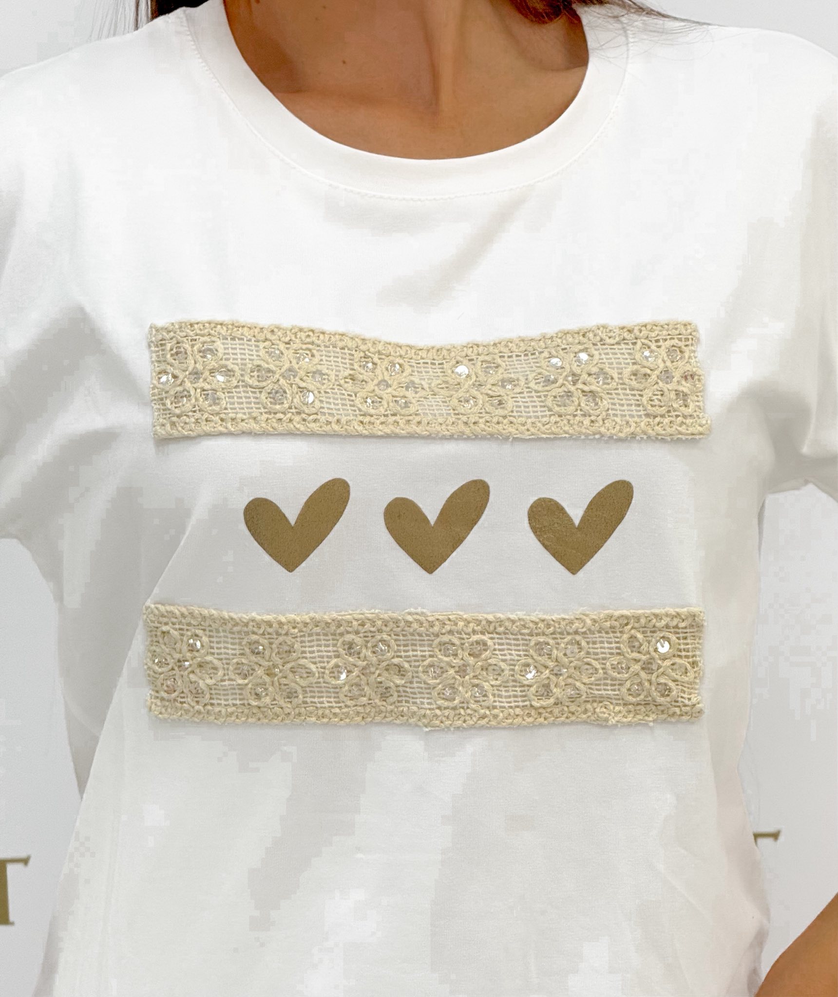 Arany színű szíves, hímzett rátétes fehér pamut póló - Image 6