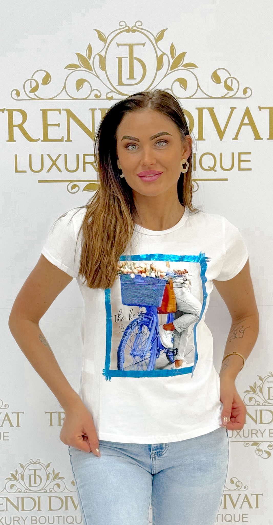 Nyomott mintás fehér női póló, kék kerékpár grafikával - Image 5